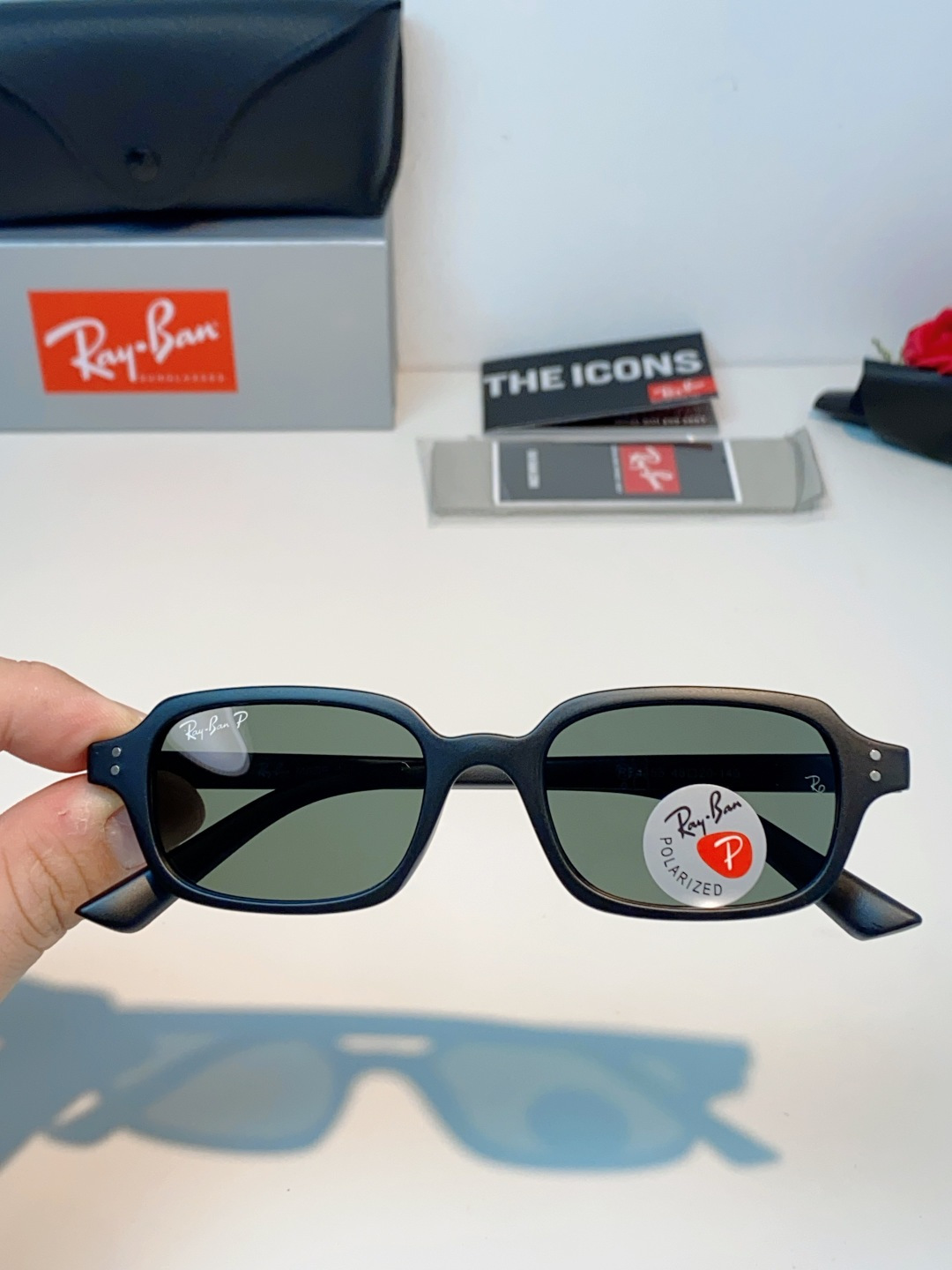 RayBan雷朋 自带复古滤镜的小方框偏光墨镜，利落窄方版型，刚好修饰颧骨与宽下颌，圆脸、方脸都能轻松驾
