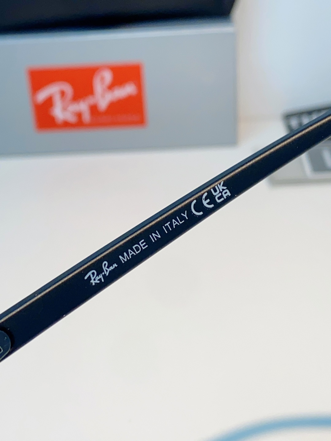 RayBan雷朋 自带复古滤镜的小方框偏光墨镜，利落窄方版型，刚好修饰颧骨与宽下颌，圆脸、方脸都能轻松驾