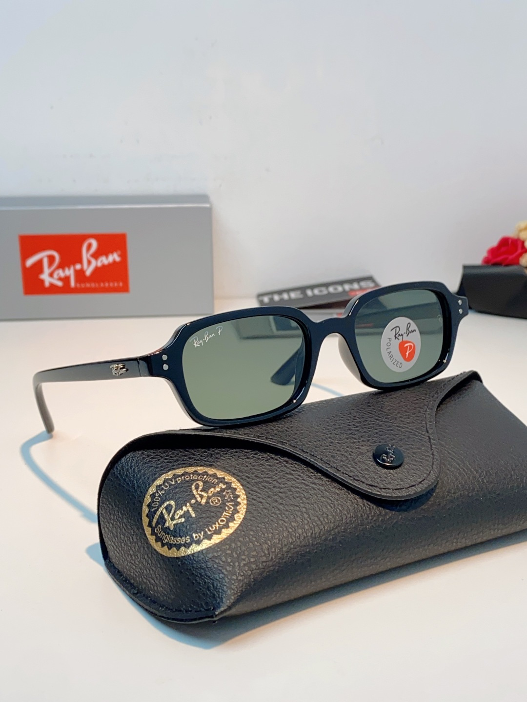 RayBan雷朋 自带复古滤镜的小方框偏光墨镜，利落窄方版型，刚好修饰颧骨与宽下颌，圆脸、方脸都能轻松驾