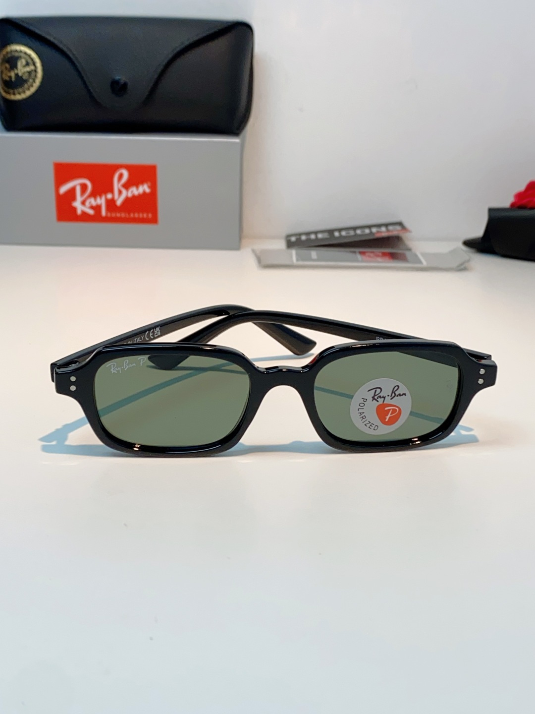 RayBan雷朋 自带复古滤镜的小方框偏光墨镜，利落窄方版型，刚好修饰颧骨与宽下颌，圆脸、方脸都能轻松驾