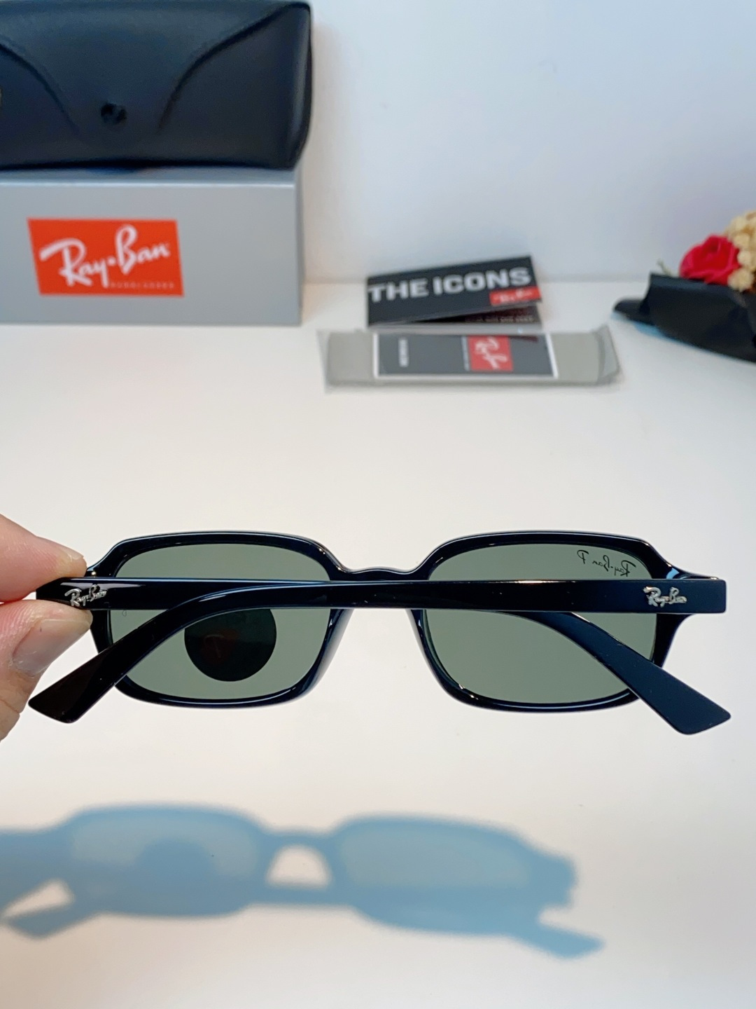 RayBan雷朋 自带复古滤镜的小方框偏光墨镜，利落窄方版型，刚好修饰颧骨与宽下颌，圆脸、方脸都能轻松驾