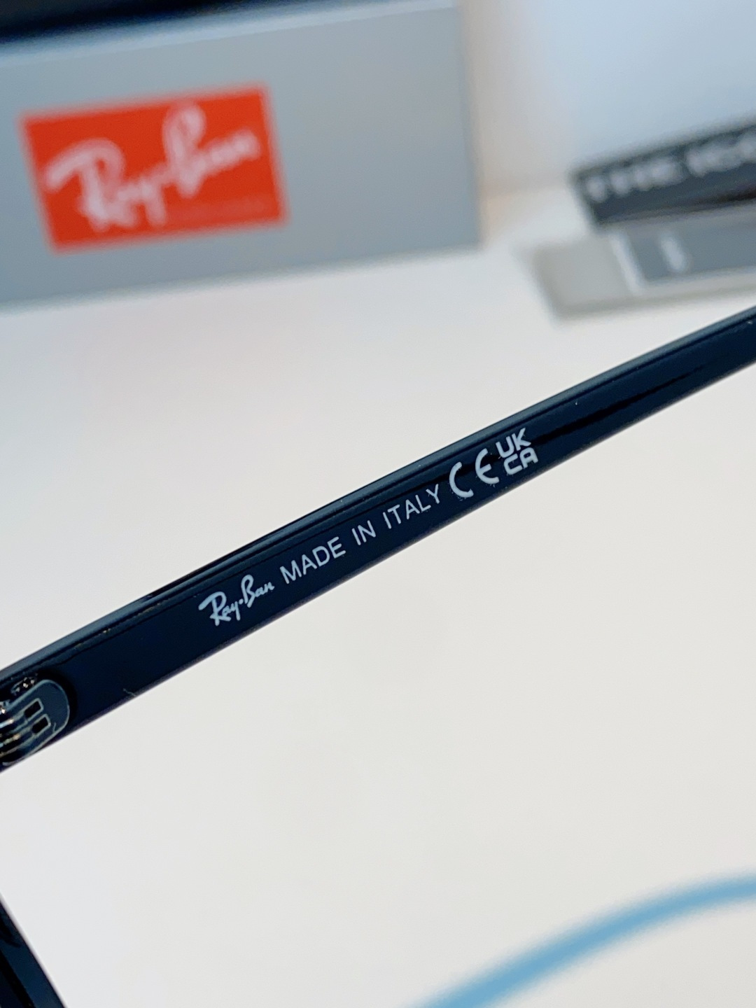 RayBan雷朋 自带复古滤镜的小方框偏光墨镜，利落窄方版型，刚好修饰颧骨与宽下颌，圆脸、方脸都能轻松驾