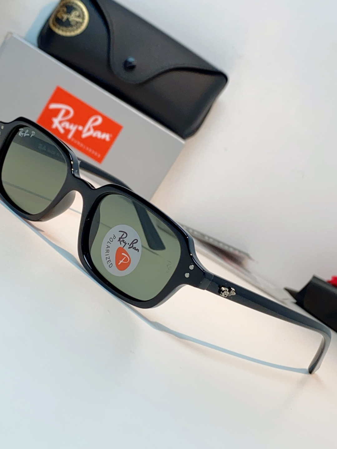 RayBan雷朋 自带复古滤镜的小方框偏光墨镜，利落窄方版型，刚好修饰颧骨与宽下颌，圆脸、方脸都能轻松驾