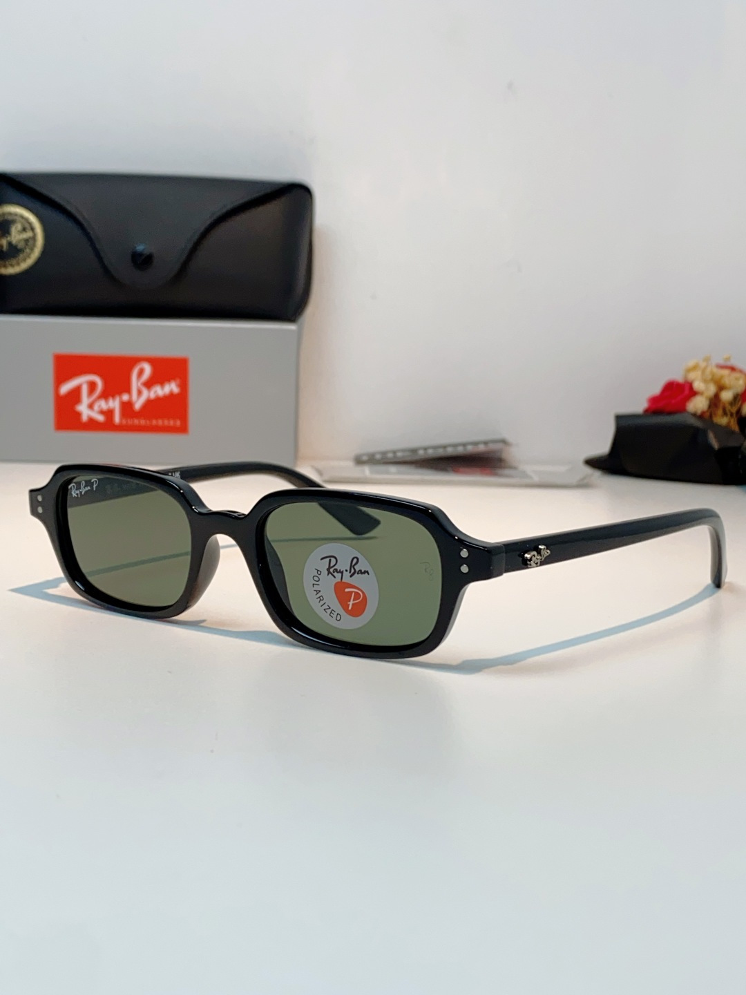 RayBan雷朋 自带复古滤镜的小方框偏光墨镜，利落窄方版型，刚好修饰颧骨与宽下颌，圆脸、方脸都能轻松驾
