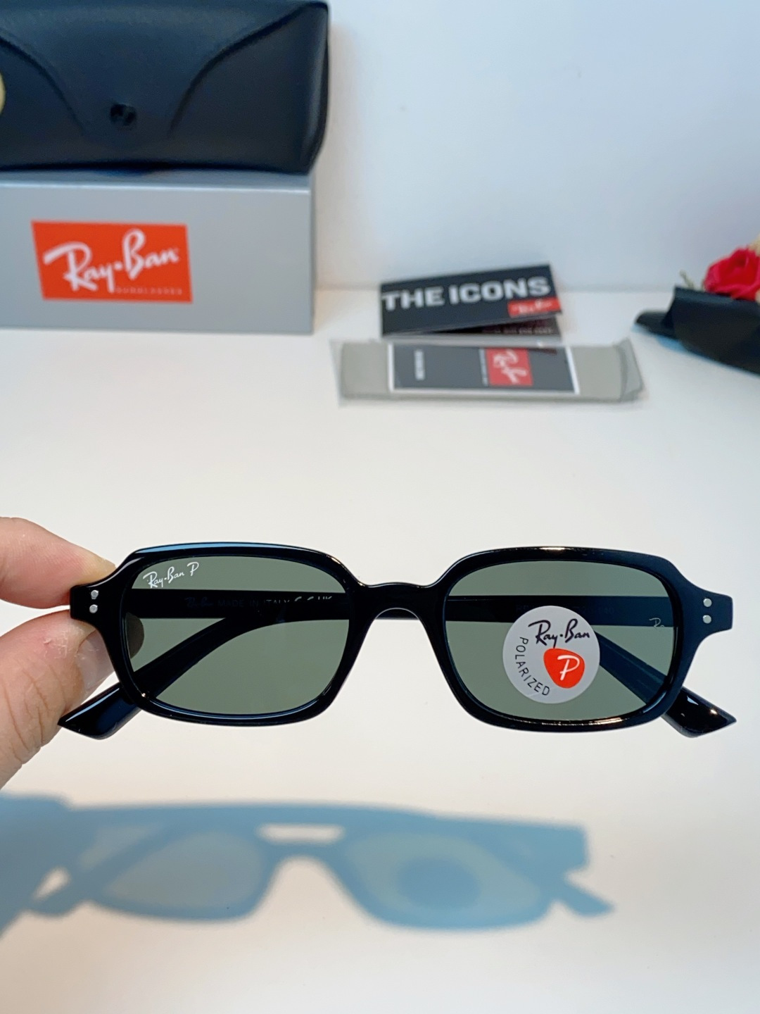 RayBan雷朋 自带复古滤镜的小方框偏光墨镜，利落窄方版型，刚好修饰颧骨与宽下颌，圆脸、方脸都能轻松驾