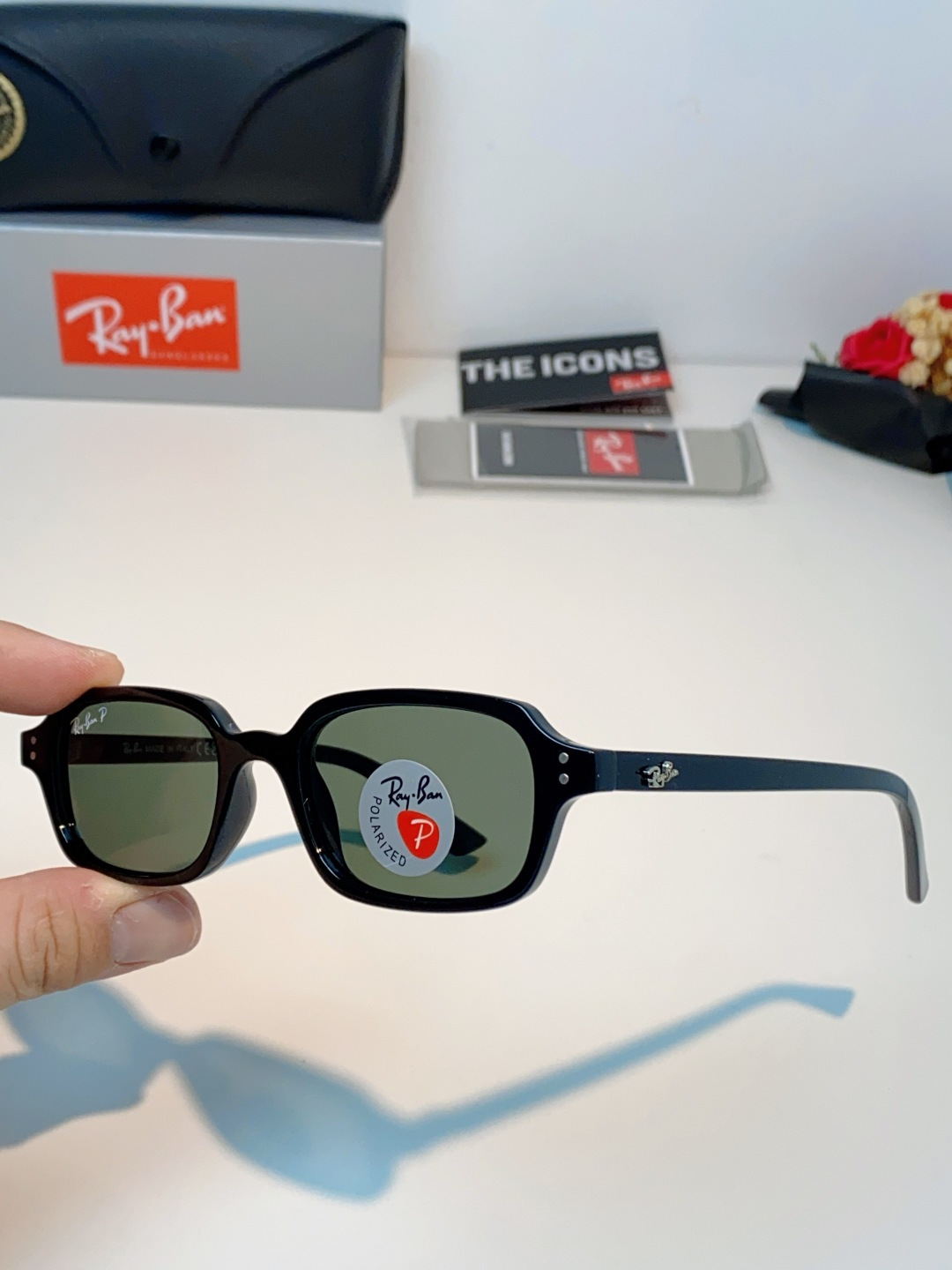 RayBan雷朋 自带复古滤镜的小方框偏光墨镜，利落窄方版型，刚好修饰颧骨与宽下颌，圆脸、方脸都能轻松驾