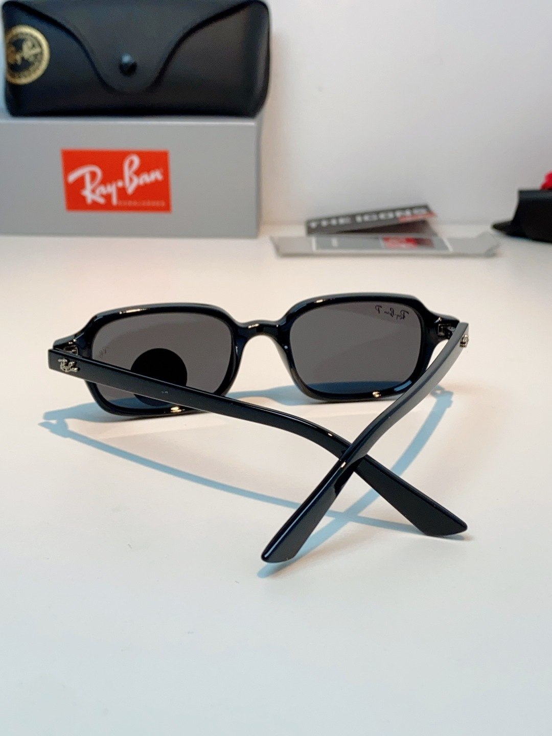 RayBan雷朋 自带复古滤镜的小方框偏光墨镜，利落窄方版型，刚好修饰颧骨与宽下颌，圆脸、方脸都能轻松驾