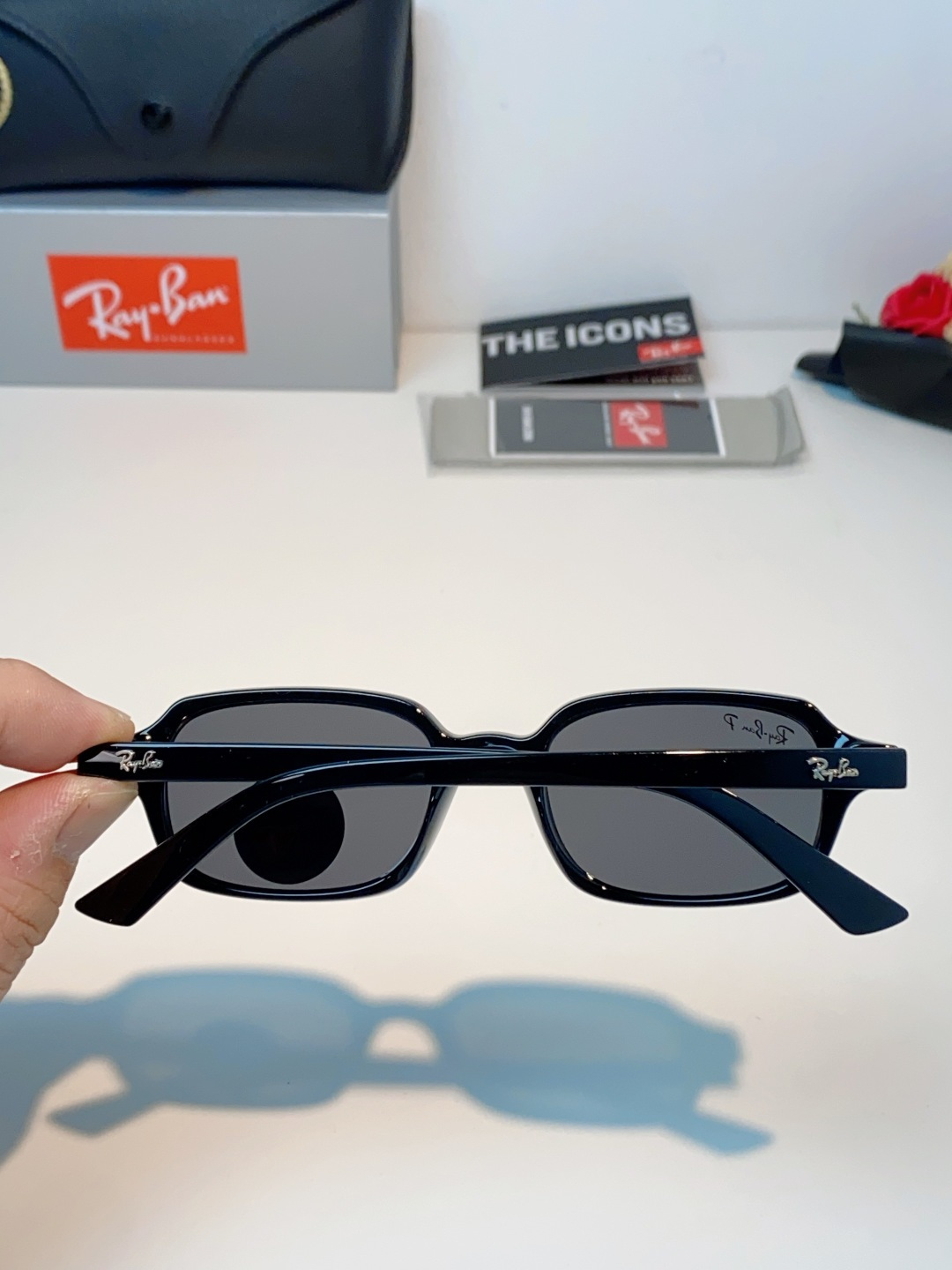 RayBan雷朋 自带复古滤镜的小方框偏光墨镜，利落窄方版型，刚好修饰颧骨与宽下颌，圆脸、方脸都能轻松驾