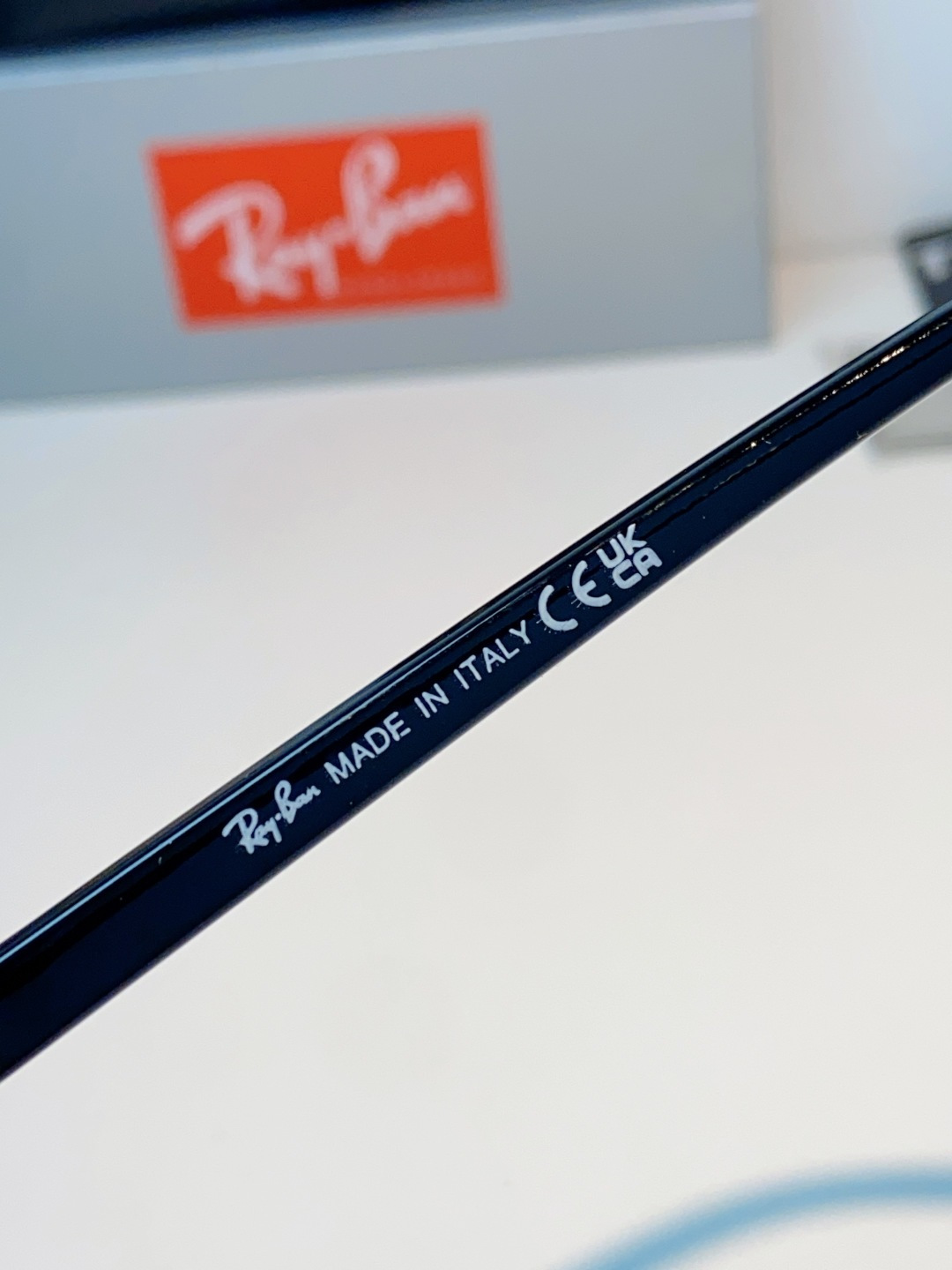 RayBan雷朋 自带复古滤镜的小方框偏光墨镜，利落窄方版型，刚好修饰颧骨与宽下颌，圆脸、方脸都能轻松驾
