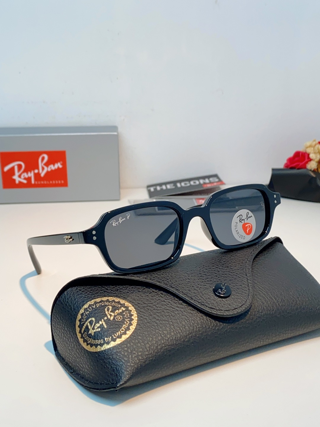 RayBan雷朋 自带复古滤镜的小方框偏光墨镜，利落窄方版型，刚好修饰颧骨与宽下颌，圆脸、方脸都能轻松驾