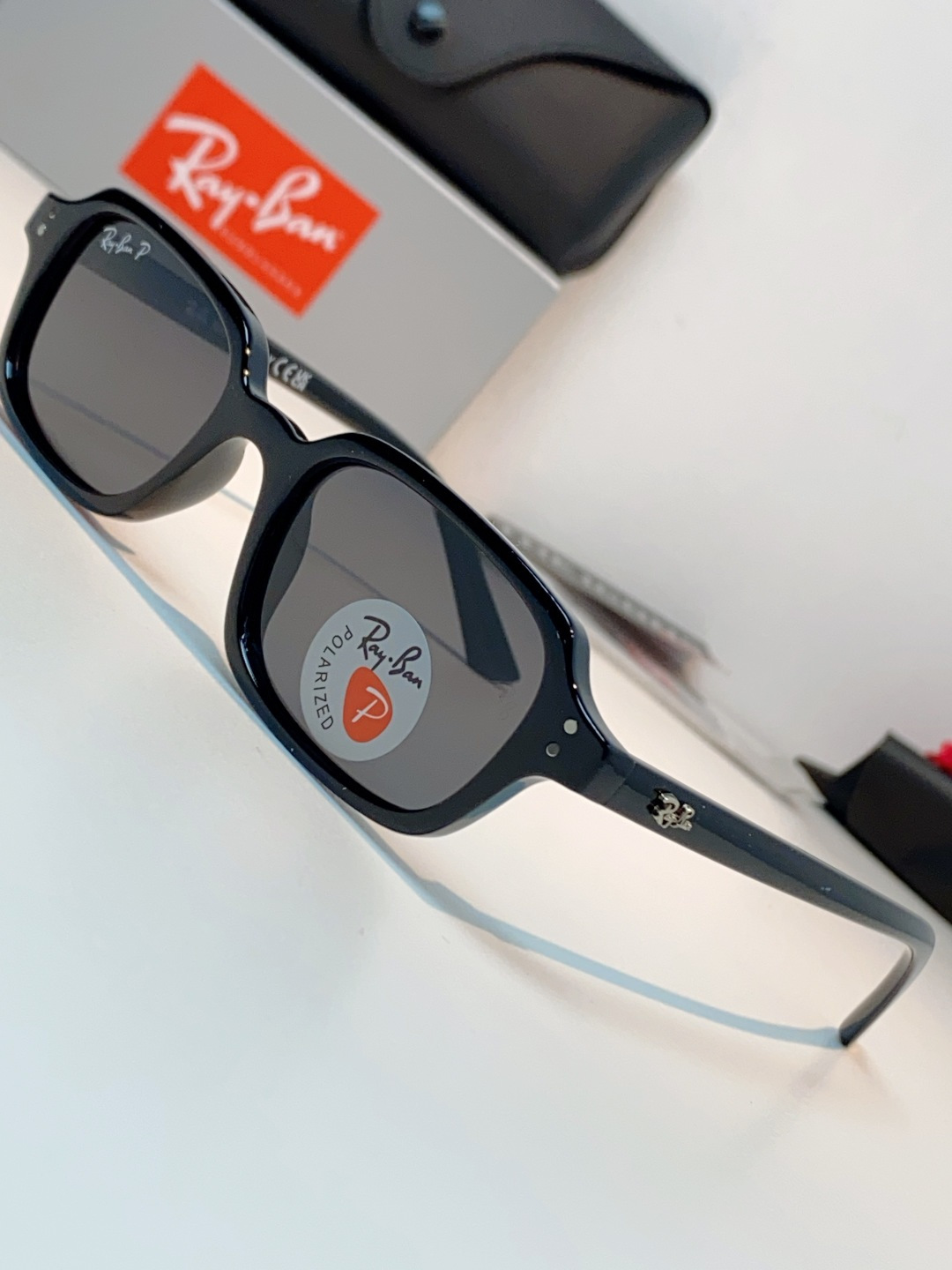 RayBan雷朋 自带复古滤镜的小方框偏光墨镜，利落窄方版型，刚好修饰颧骨与宽下颌，圆脸、方脸都能轻松驾