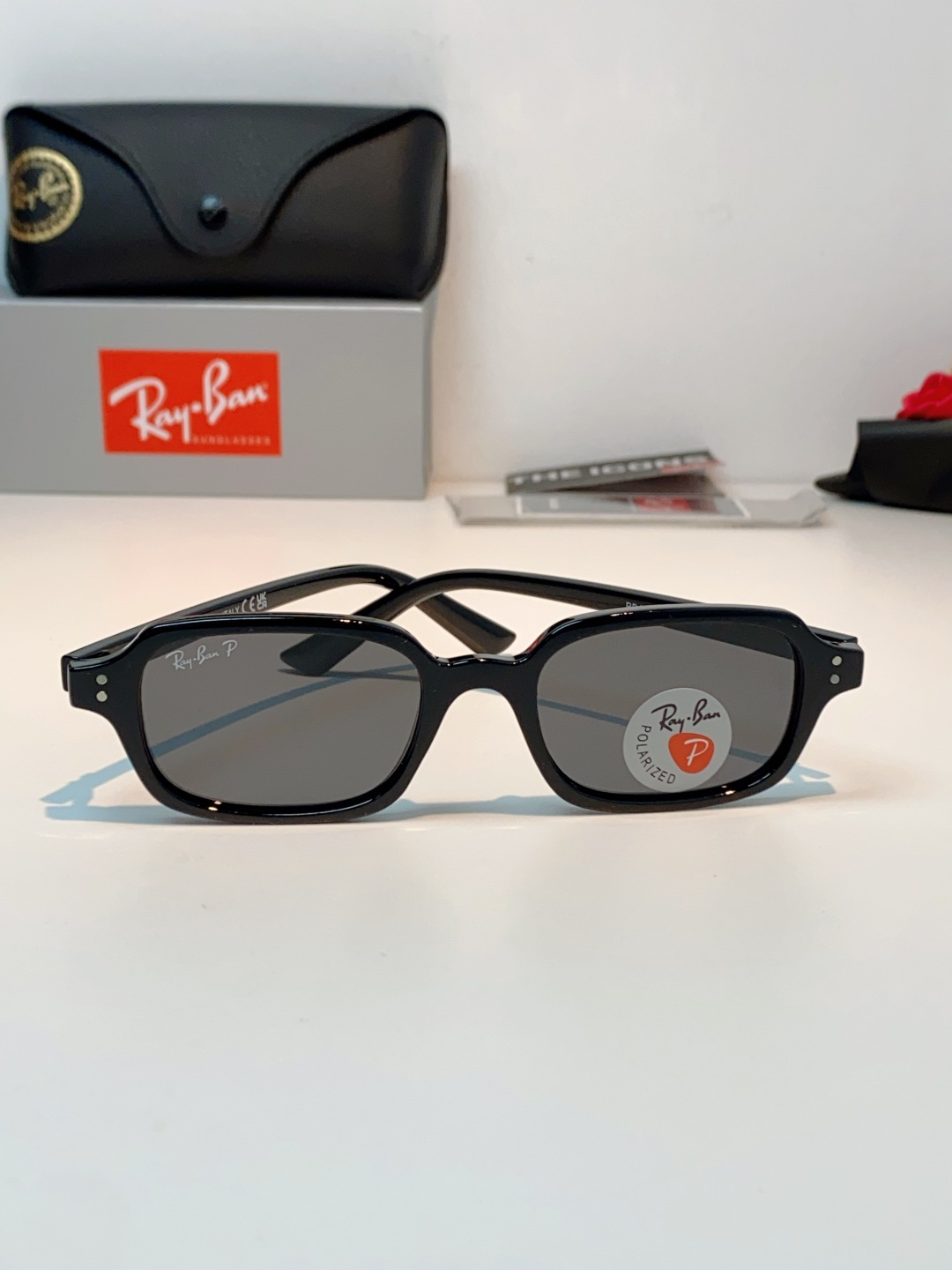 RayBan雷朋 自带复古滤镜的小方框偏光墨镜，利落窄方版型，刚好修饰颧骨与宽下颌，圆脸、方脸都能轻松驾