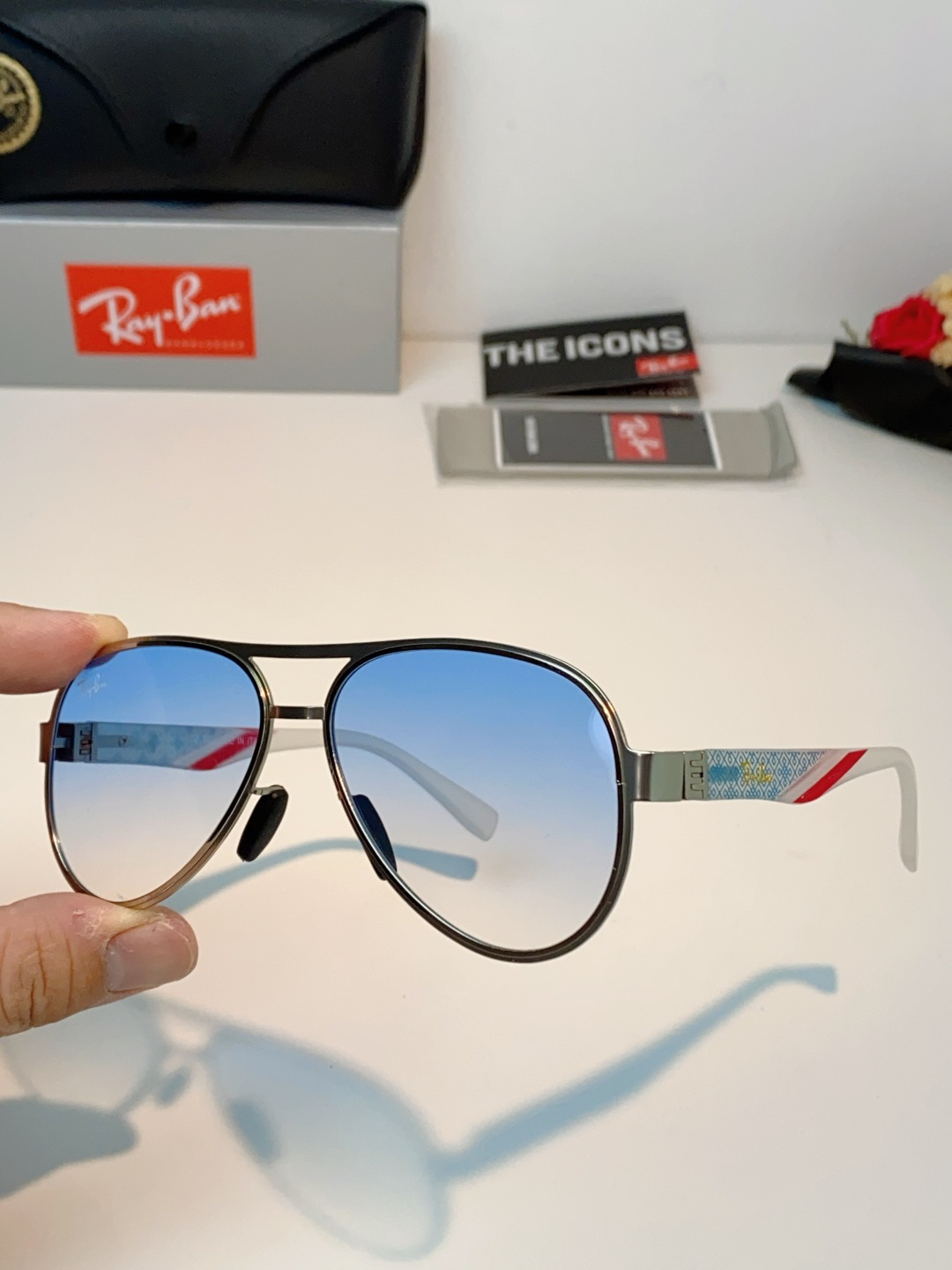 RayBan雷朋 2026新款飞行员蛤蟆镜，永不过时的爆款版型。哑光黑金属镜架硬朗利落，镜腿精致菱格纹理