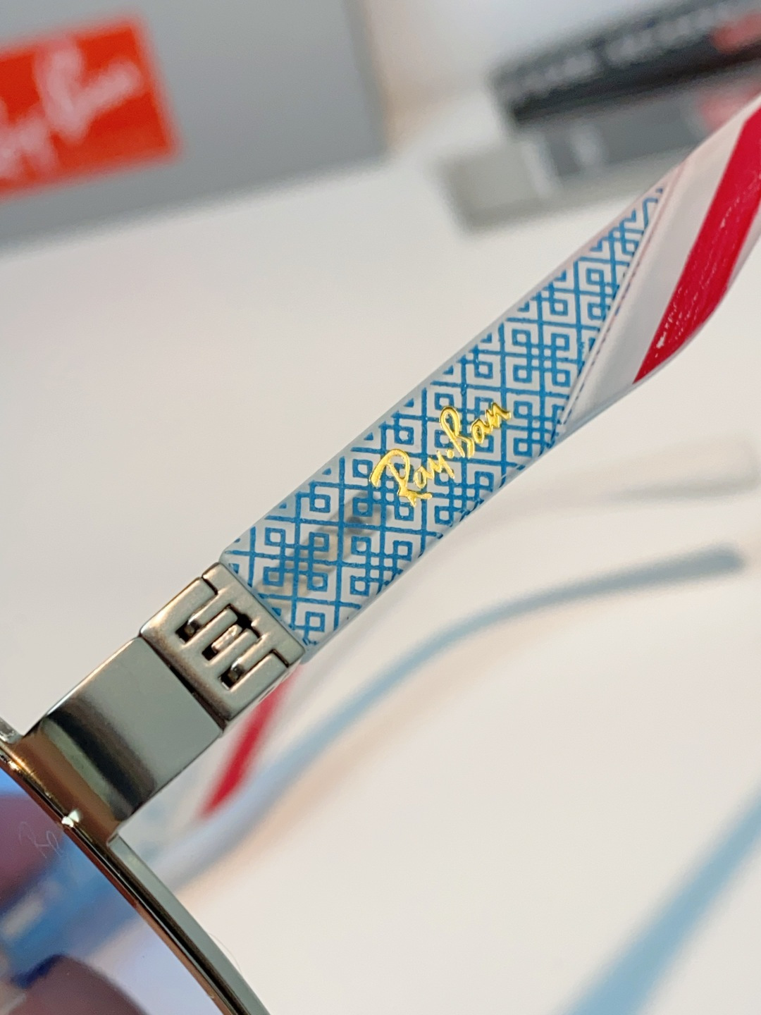 RayBan雷朋 2026新款飞行员蛤蟆镜，永不过时的爆款版型。哑光黑金属镜架硬朗利落，镜腿精致菱格纹理