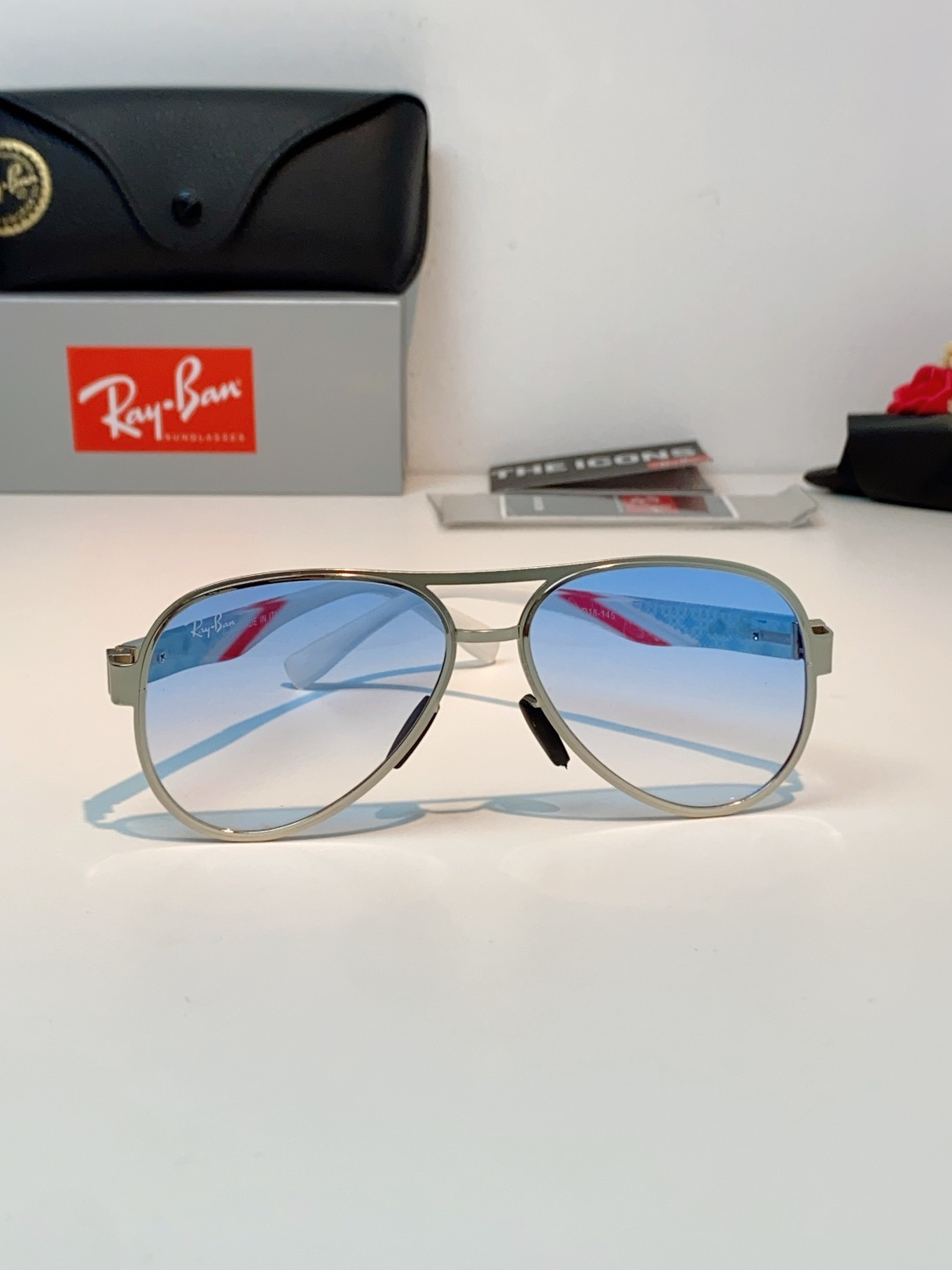 RayBan雷朋 2026新款飞行员蛤蟆镜，永不过时的爆款版型。哑光黑金属镜架硬朗利落，镜腿精致菱格纹理