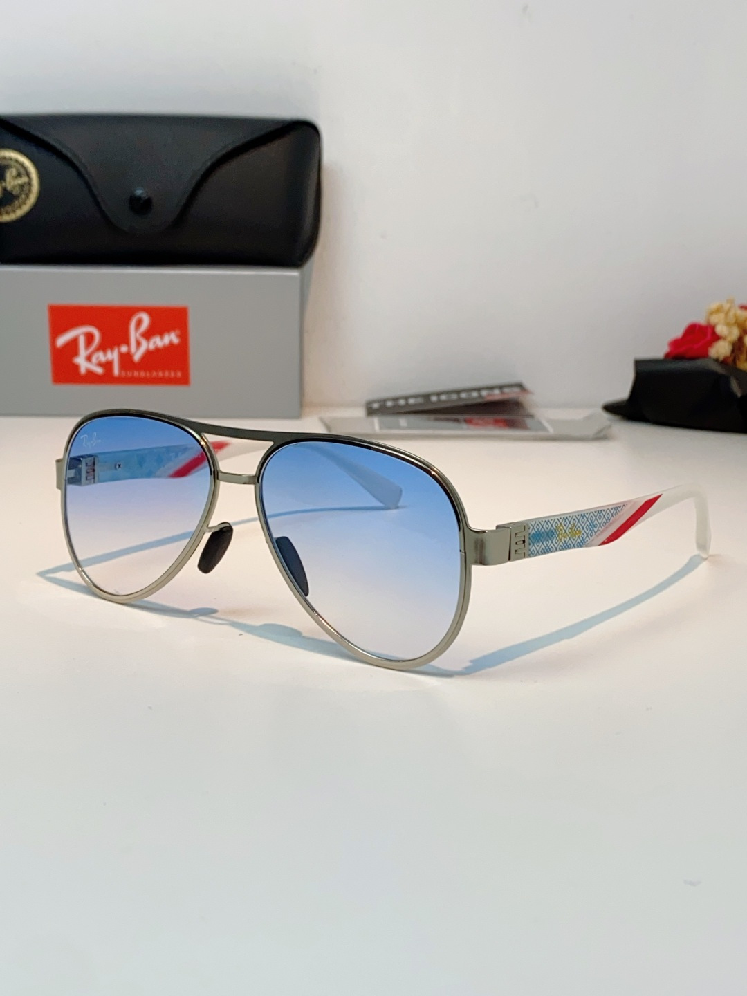 RayBan雷朋 2026新款飞行员蛤蟆镜，永不过时的爆款版型。哑光黑金属镜架硬朗利落，镜腿精致菱格纹理