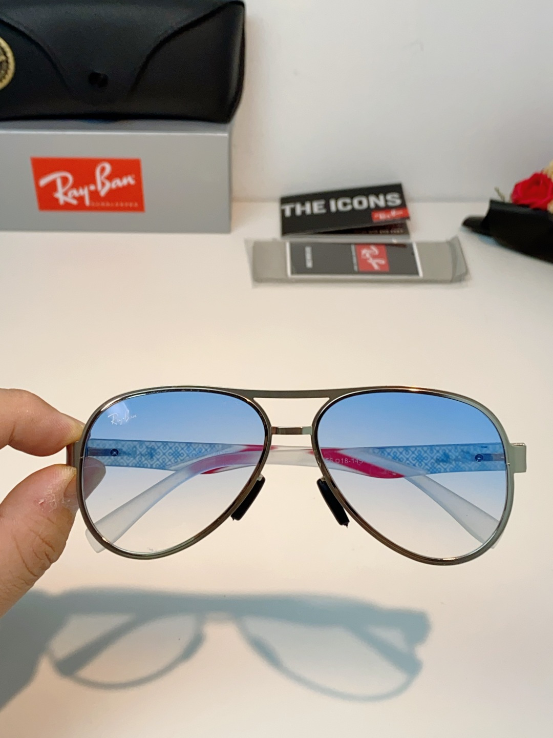 RayBan雷朋 2026新款飞行员蛤蟆镜，永不过时的爆款版型。哑光黑金属镜架硬朗利落，镜腿精致菱格纹理