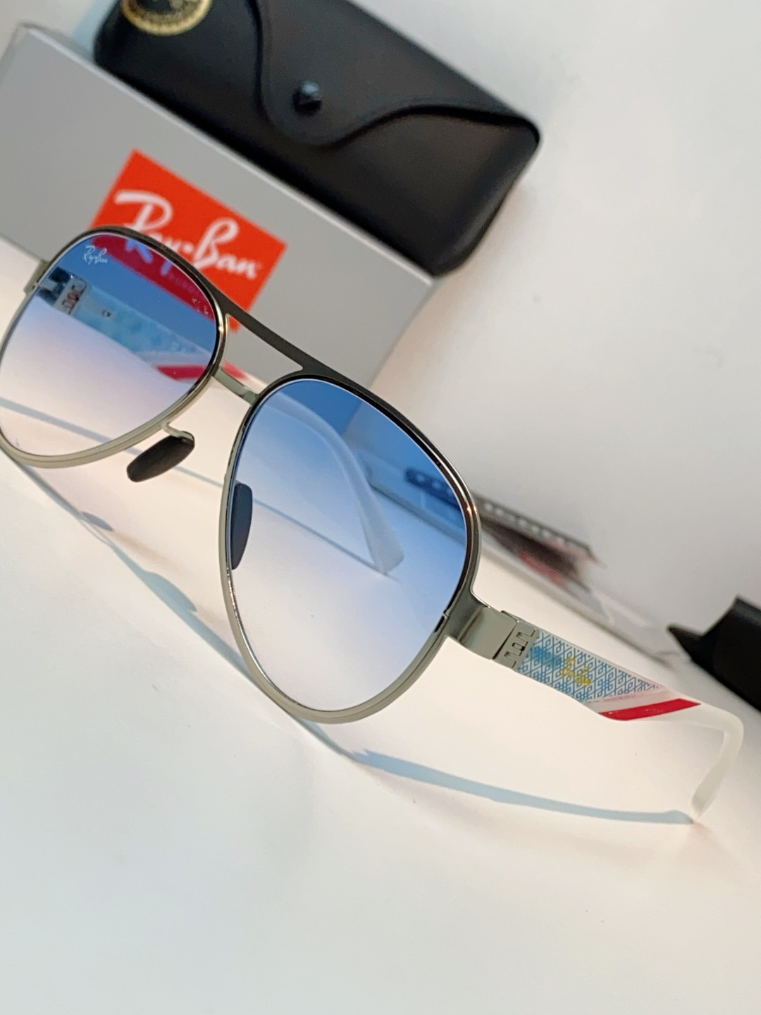 RayBan雷朋 2026新款飞行员蛤蟆镜，永不过时的爆款版型。哑光黑金属镜架硬朗利落，镜腿精致菱格纹理