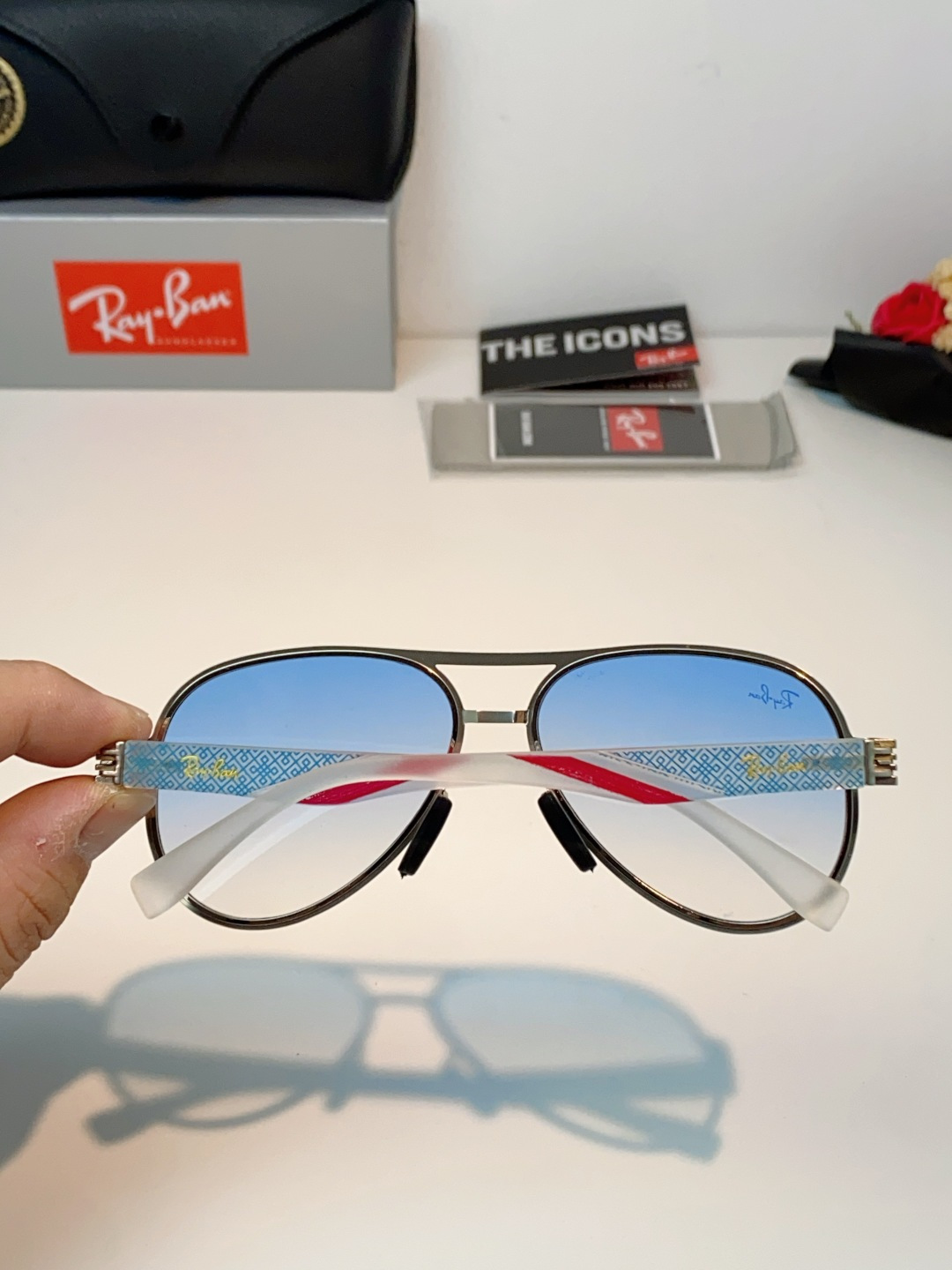RayBan雷朋 2026新款飞行员蛤蟆镜，永不过时的爆款版型。哑光黑金属镜架硬朗利落，镜腿精致菱格纹理