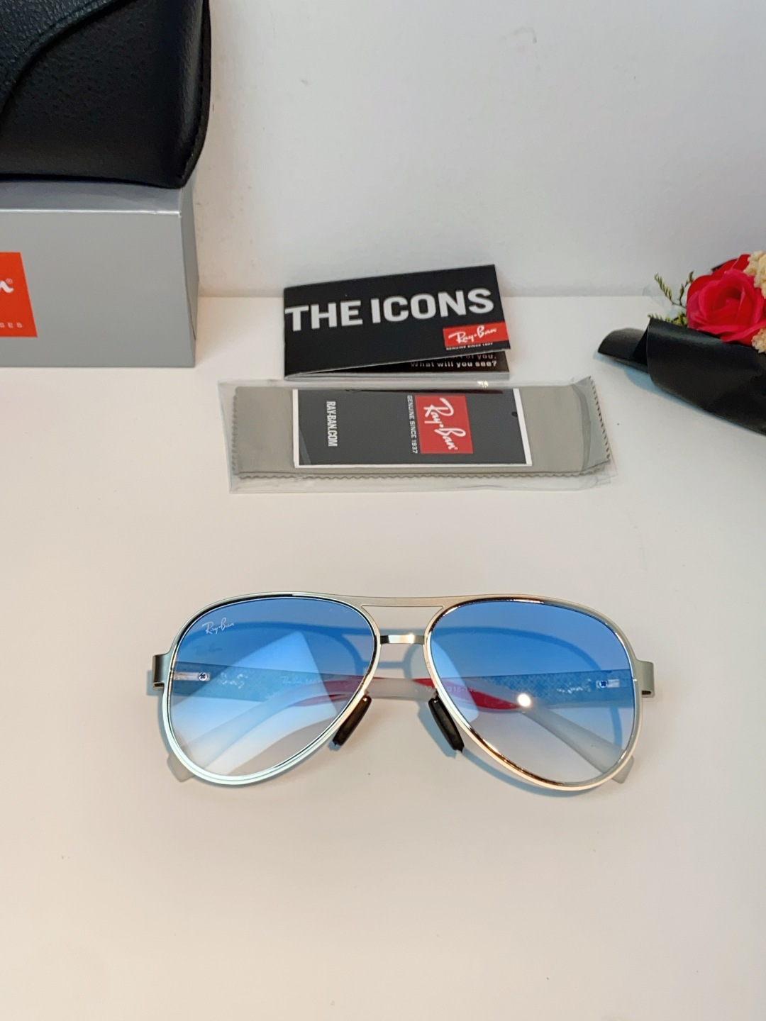 RayBan雷朋 2026新款飞行员蛤蟆镜，永不过时的爆款版型。哑光黑金属镜架硬朗利落，镜腿精致菱格纹理