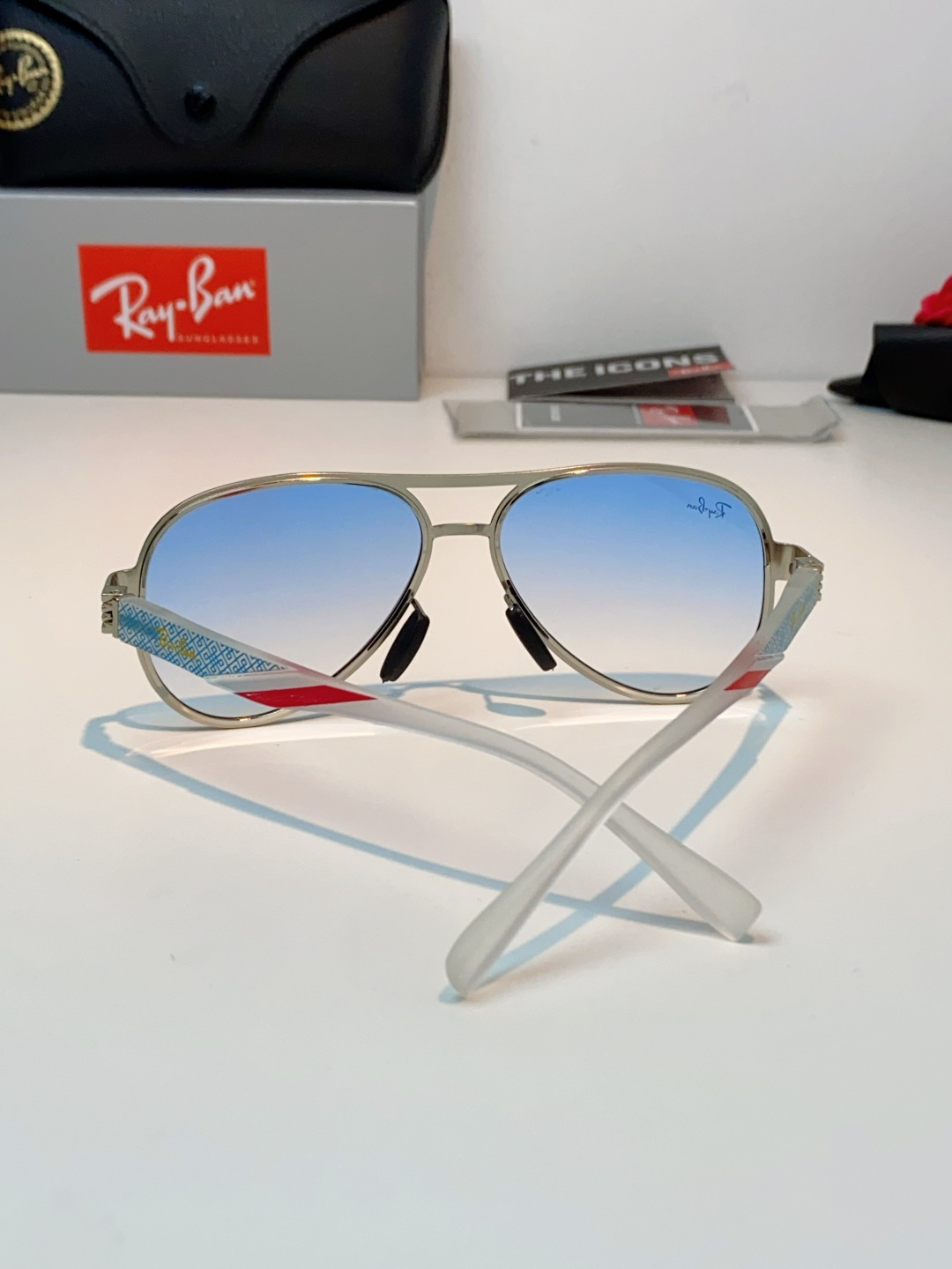 RayBan雷朋 2026新款飞行员蛤蟆镜，永不过时的爆款版型。哑光黑金属镜架硬朗利落，镜腿精致菱格纹理