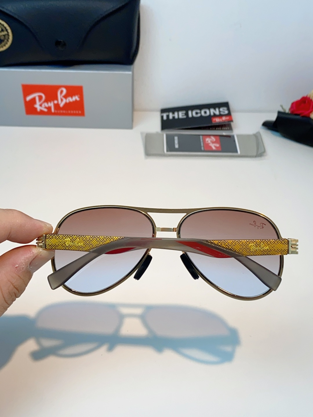 RayBan雷朋 2026新款飞行员蛤蟆镜，永不过时的爆款版型。哑光黑金属镜架硬朗利落，镜腿精致菱格纹理