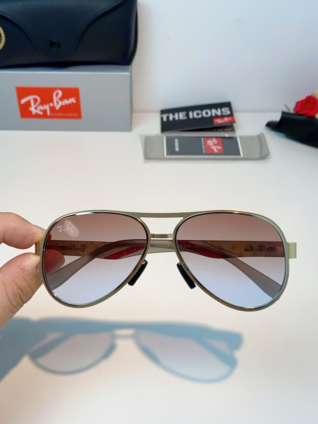 RayBan雷朋 2026新款飞行员蛤蟆镜，永不过时的爆款版型。哑光黑金属镜架硬朗利落，镜腿精致菱格纹理