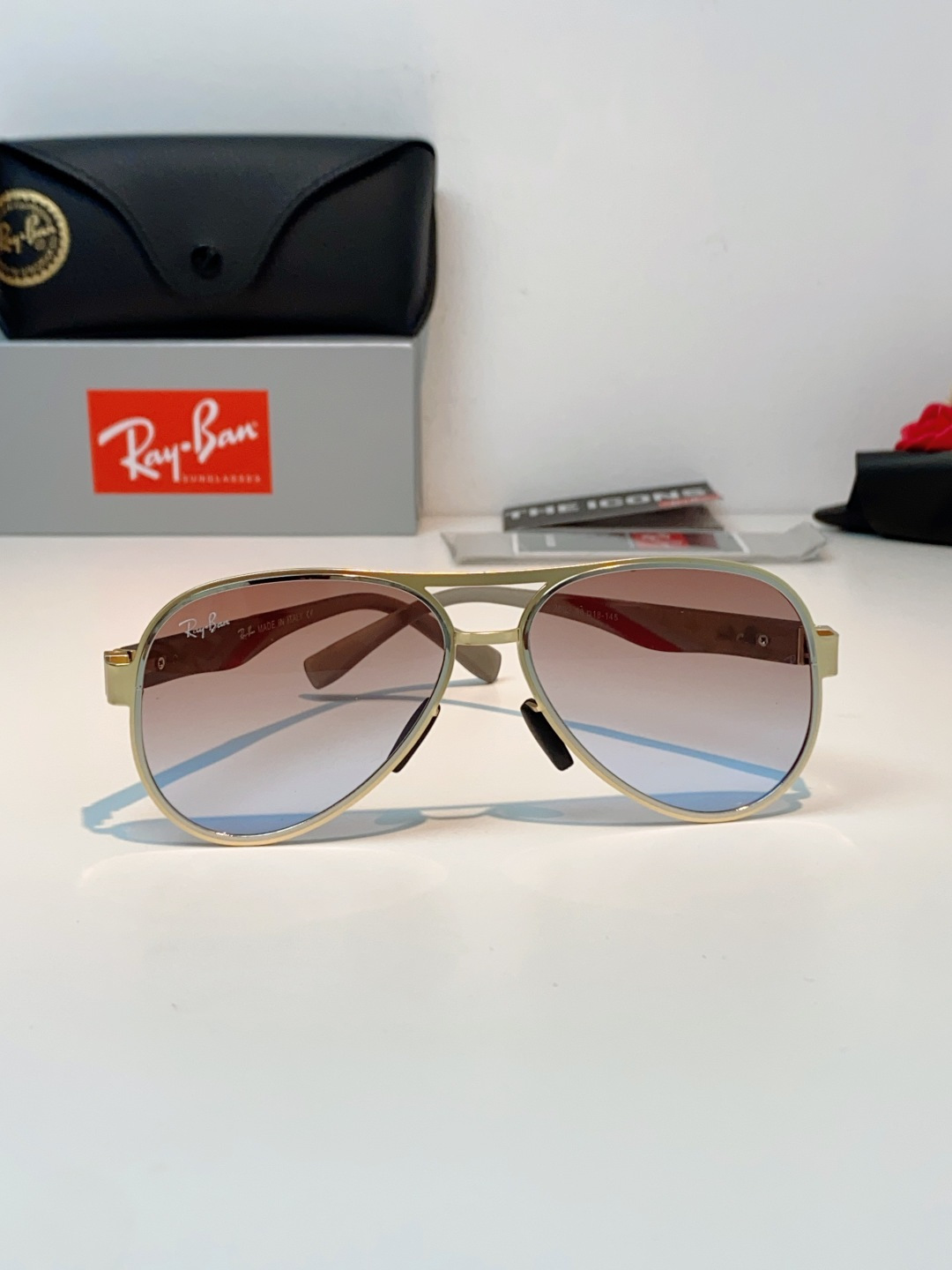 RayBan雷朋 2026新款飞行员蛤蟆镜，永不过时的爆款版型。哑光黑金属镜架硬朗利落，镜腿精致菱格纹理