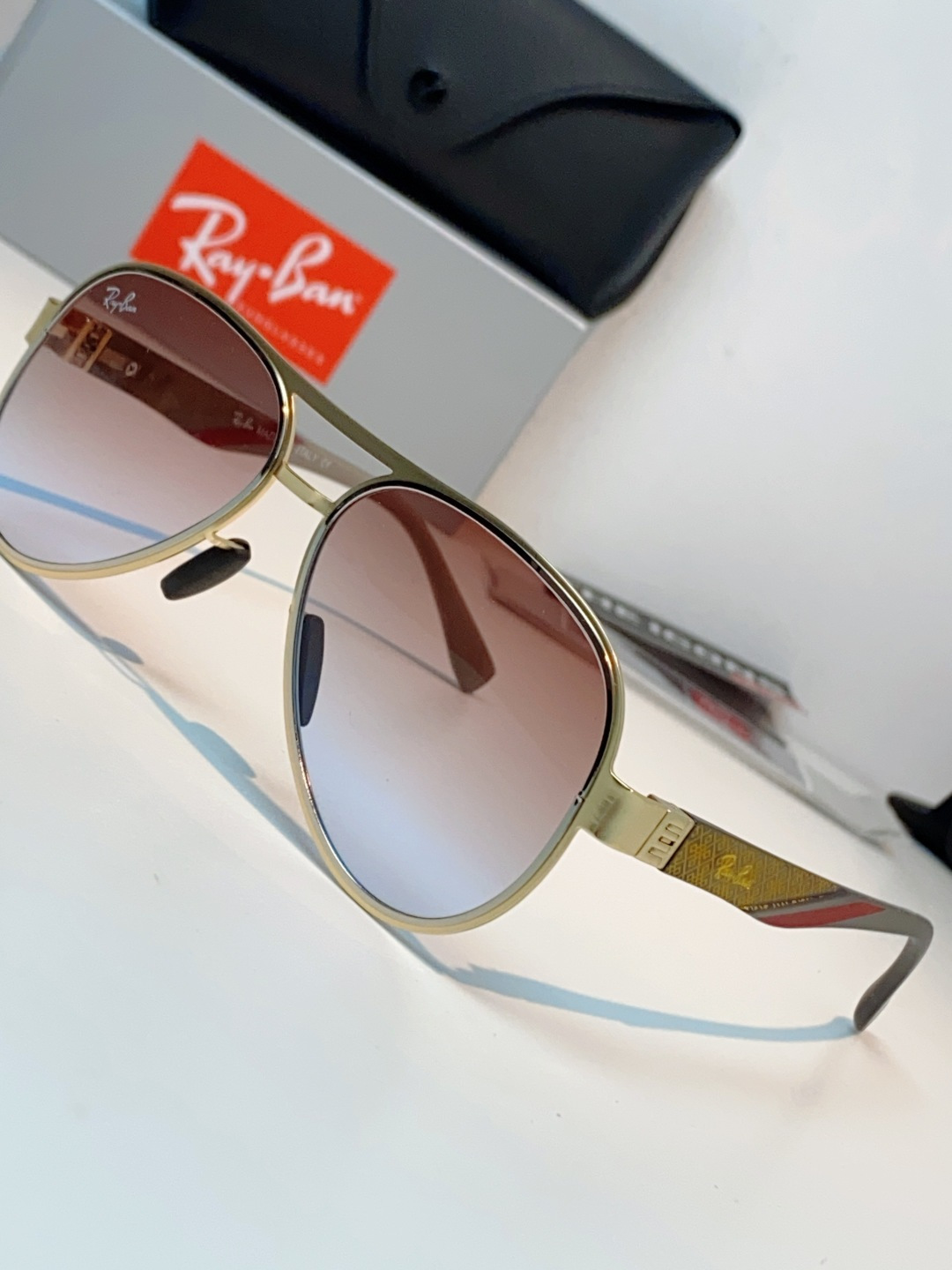 RayBan雷朋 2026新款飞行员蛤蟆镜，永不过时的爆款版型。哑光黑金属镜架硬朗利落，镜腿精致菱格纹理