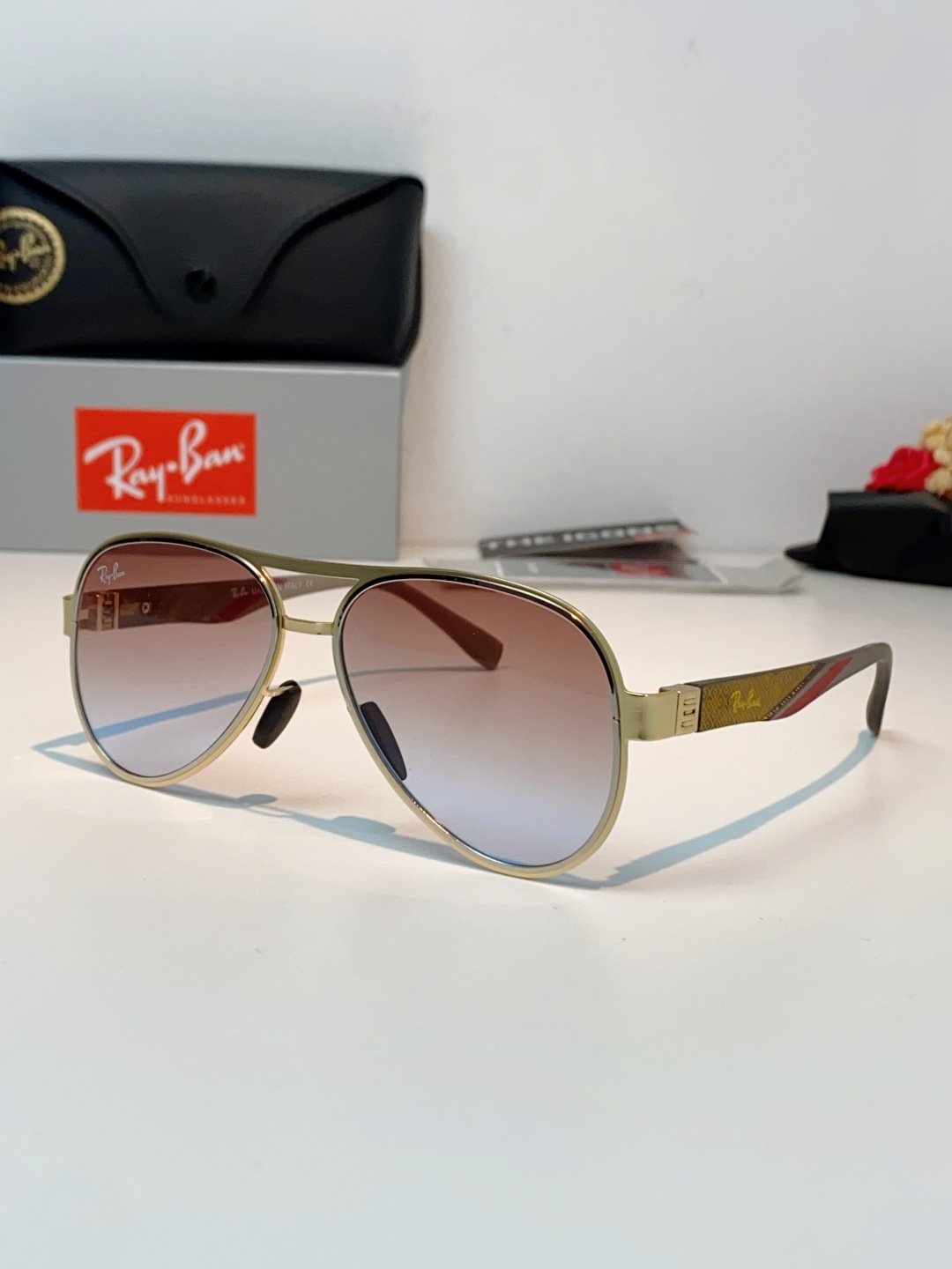 RayBan雷朋 2026新款飞行员蛤蟆镜，永不过时的爆款版型。哑光黑金属镜架硬朗利落，镜腿精致菱格纹理
