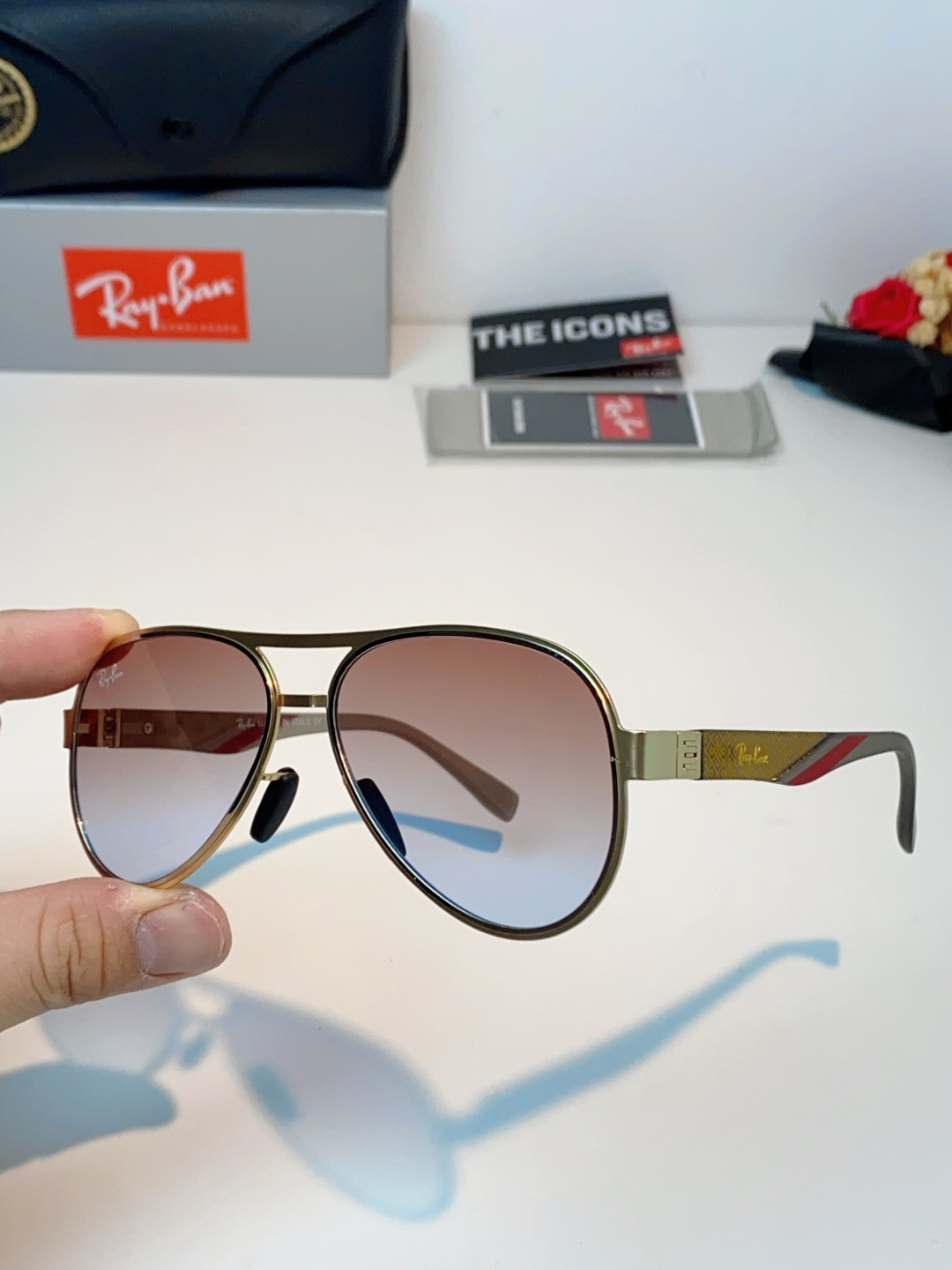 RayBan雷朋 2026新款飞行员蛤蟆镜，永不过时的爆款版型。哑光黑金属镜架硬朗利落，镜腿精致菱格纹理
