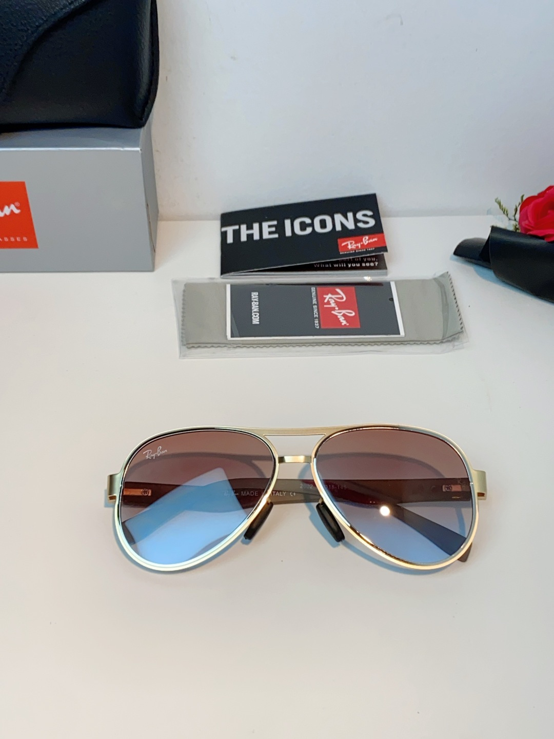 RayBan雷朋 2026新款飞行员蛤蟆镜，永不过时的爆款版型。哑光黑金属镜架硬朗利落，镜腿精致菱格纹理