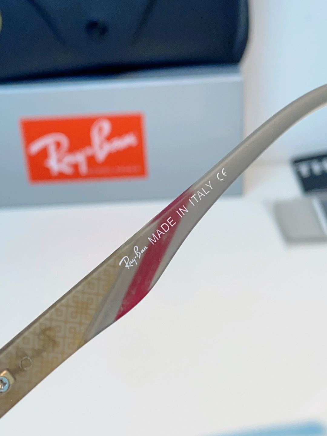 RayBan雷朋 2026新款飞行员蛤蟆镜，永不过时的爆款版型。哑光黑金属镜架硬朗利落，镜腿精致菱格纹理