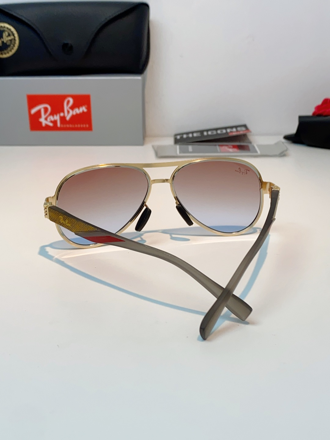 RayBan雷朋 2026新款飞行员蛤蟆镜，永不过时的爆款版型。哑光黑金属镜架硬朗利落，镜腿精致菱格纹理