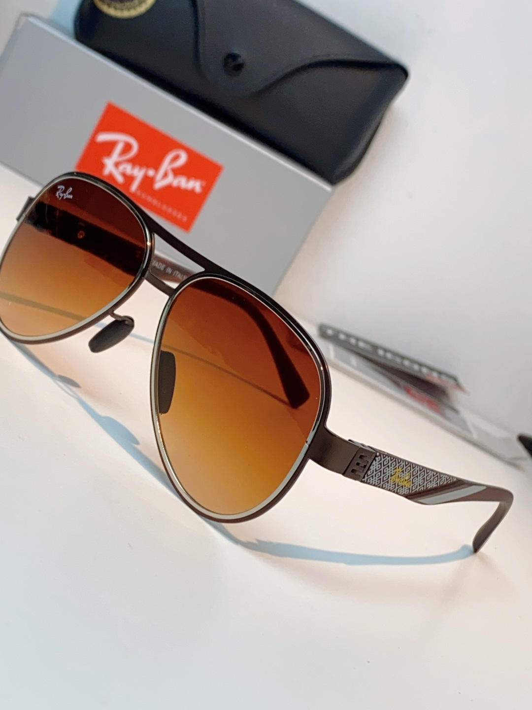 RayBan雷朋 2026新款飞行员蛤蟆镜，永不过时的爆款版型。哑光黑金属镜架硬朗利落，镜腿精致菱格纹理
