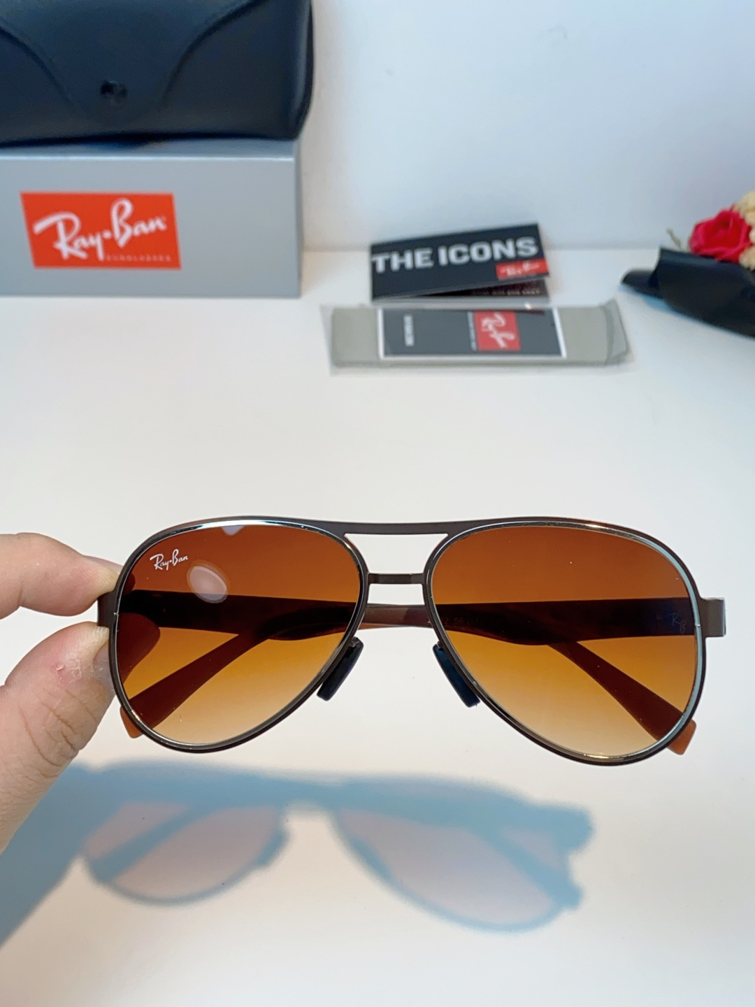 RayBan雷朋 2026新款飞行员蛤蟆镜，永不过时的爆款版型。哑光黑金属镜架硬朗利落，镜腿精致菱格纹理