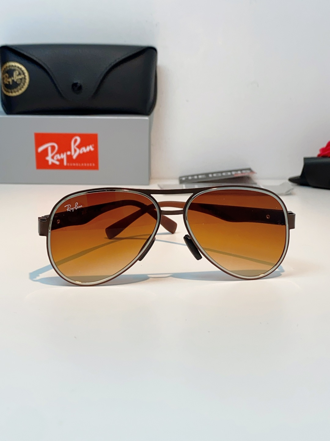 RayBan雷朋 2026新款飞行员蛤蟆镜，永不过时的爆款版型。哑光黑金属镜架硬朗利落，镜腿精致菱格纹理