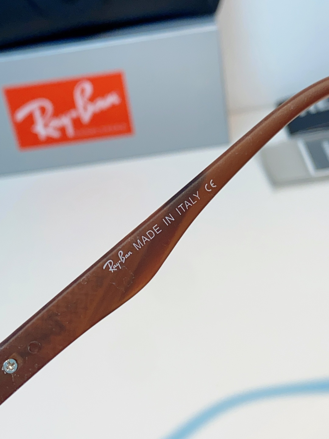RayBan雷朋 2026新款飞行员蛤蟆镜，永不过时的爆款版型。哑光黑金属镜架硬朗利落，镜腿精致菱格纹理