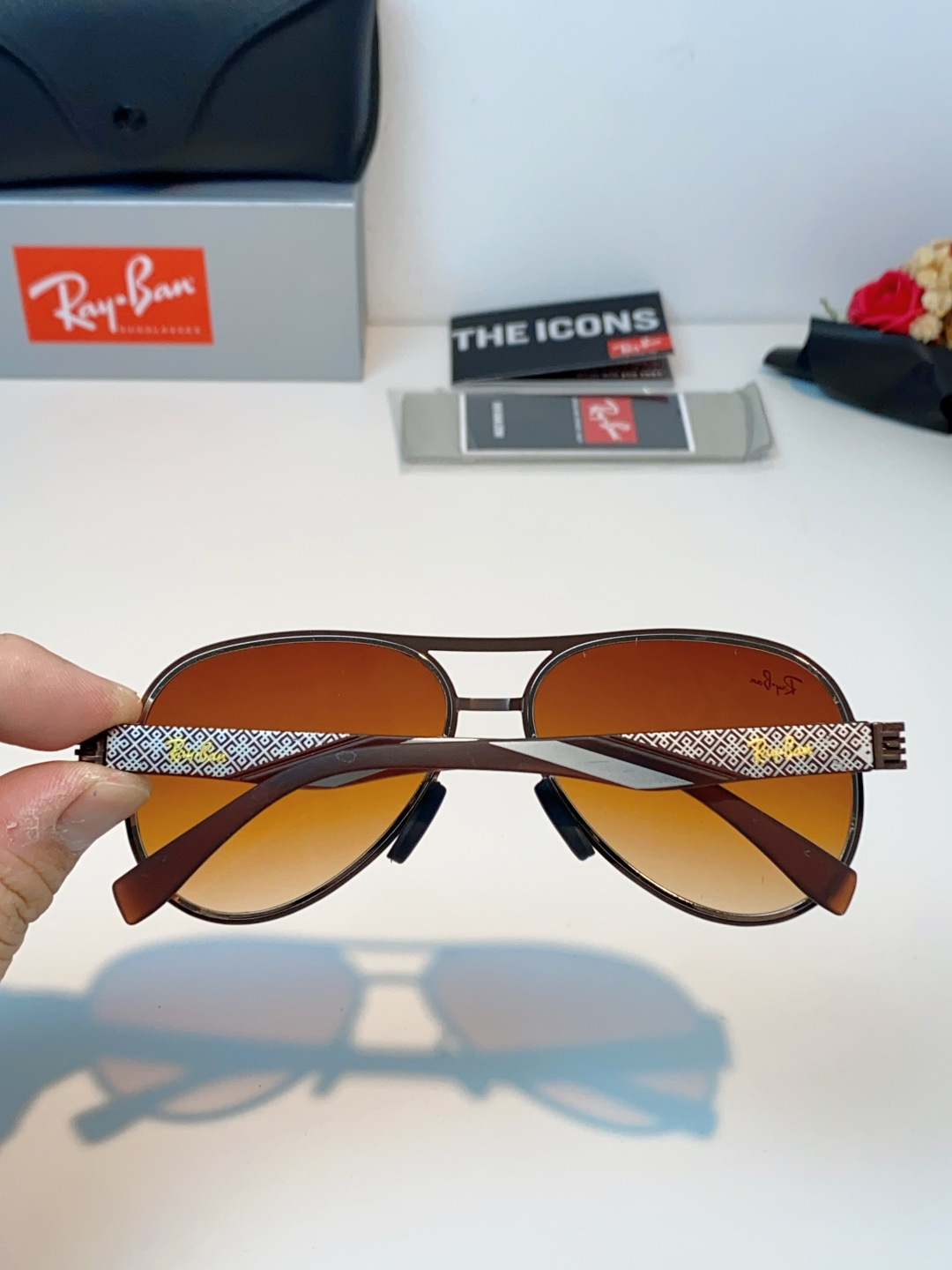 RayBan雷朋 2026新款飞行员蛤蟆镜，永不过时的爆款版型。哑光黑金属镜架硬朗利落，镜腿精致菱格纹理