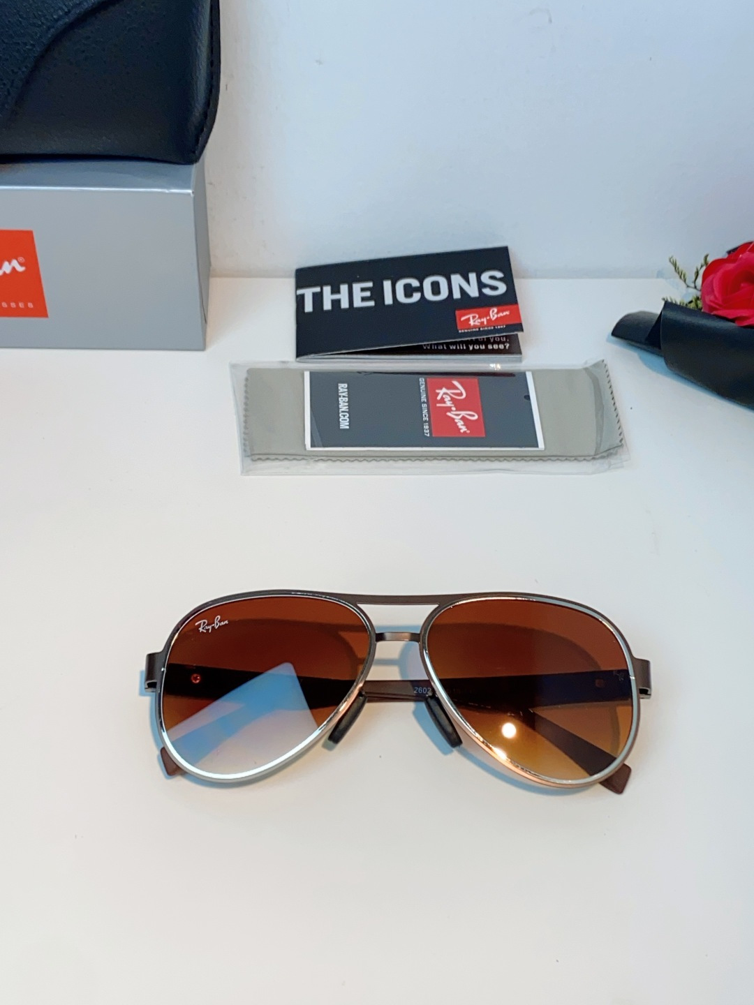 RayBan雷朋 2026新款飞行员蛤蟆镜，永不过时的爆款版型。哑光黑金属镜架硬朗利落，镜腿精致菱格纹理