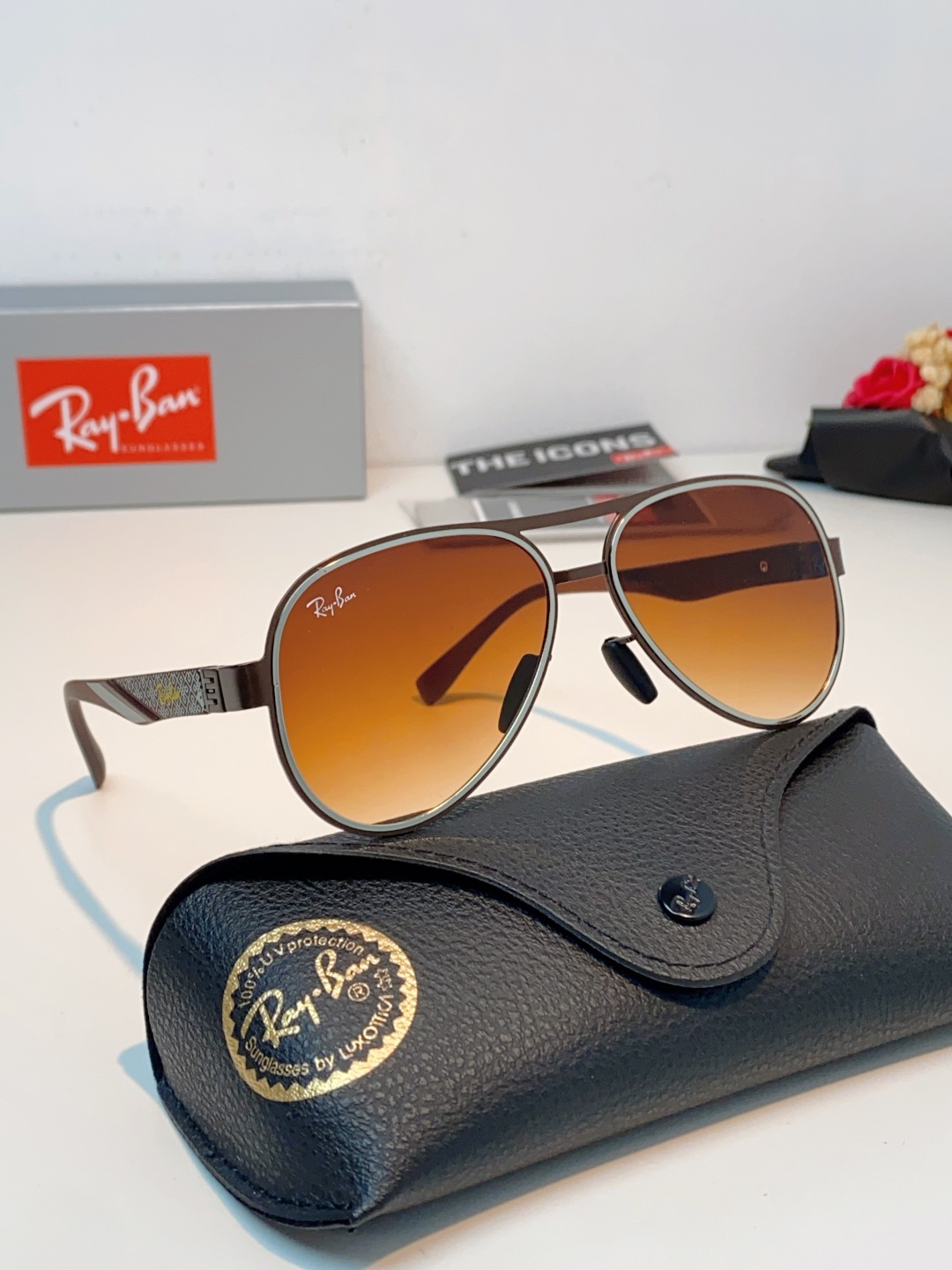 RayBan雷朋 2026新款飞行员蛤蟆镜，永不过时的爆款版型。哑光黑金属镜架硬朗利落，镜腿精致菱格纹理