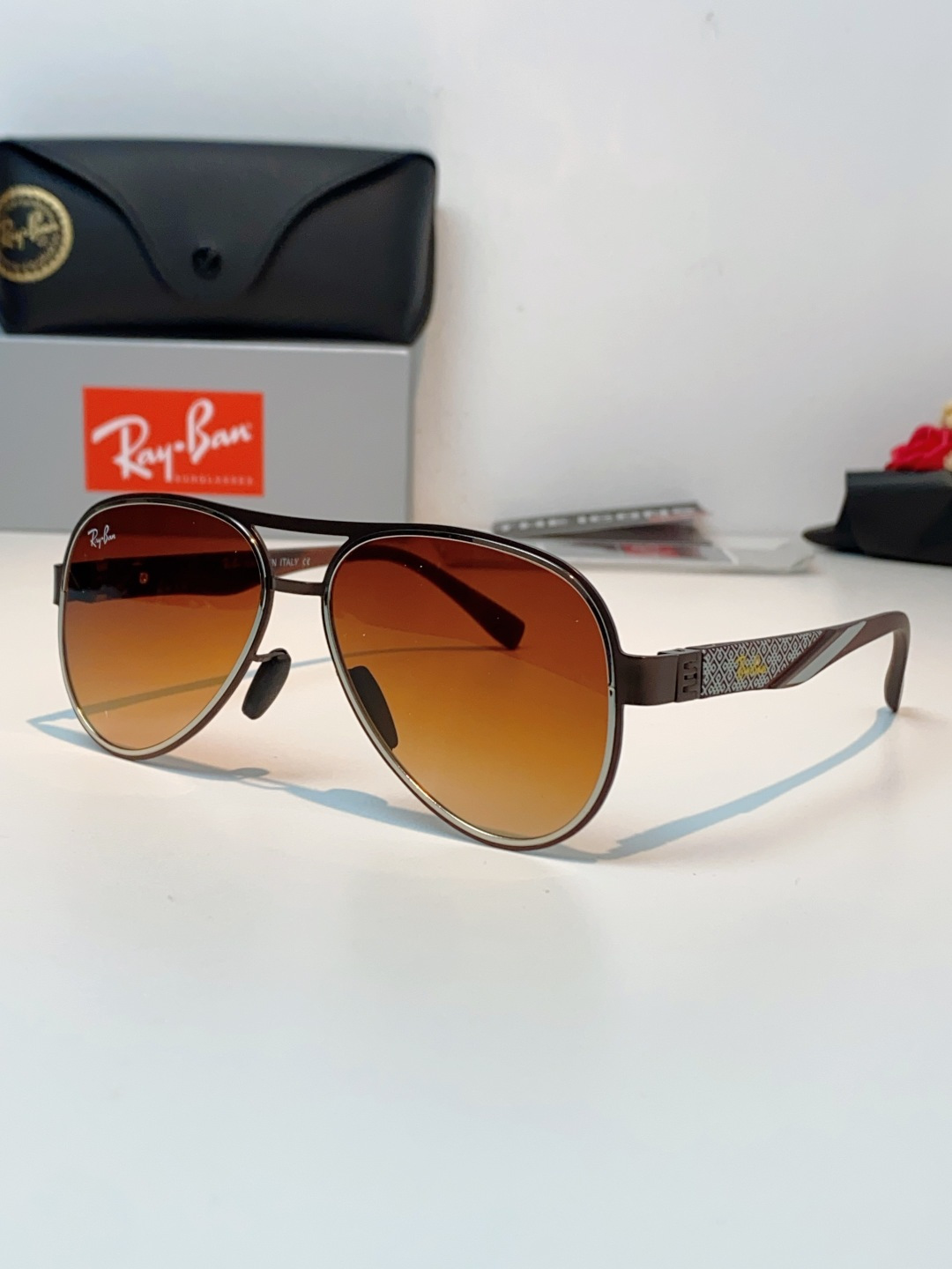 RayBan雷朋 2026新款飞行员蛤蟆镜，永不过时的爆款版型。哑光黑金属镜架硬朗利落，镜腿精致菱格纹理