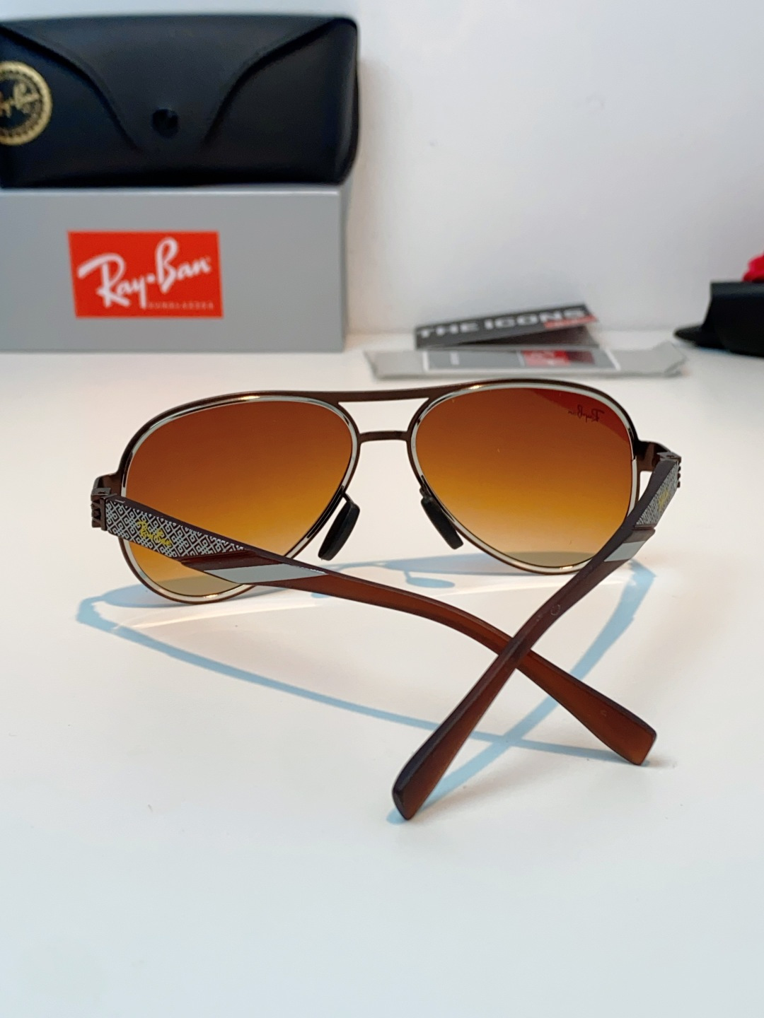 RayBan雷朋 2026新款飞行员蛤蟆镜，永不过时的爆款版型。哑光黑金属镜架硬朗利落，镜腿精致菱格纹理