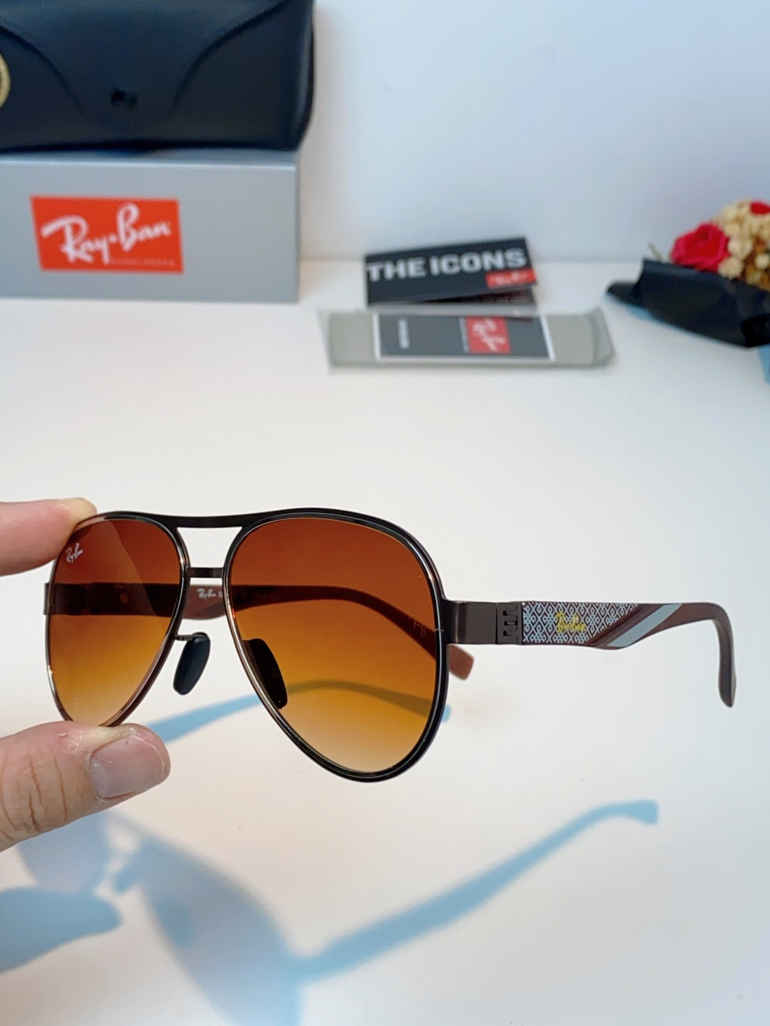 RayBan雷朋 2026新款飞行员蛤蟆镜，永不过时的爆款版型。哑光黑金属镜架硬朗利落，镜腿精致菱格纹理