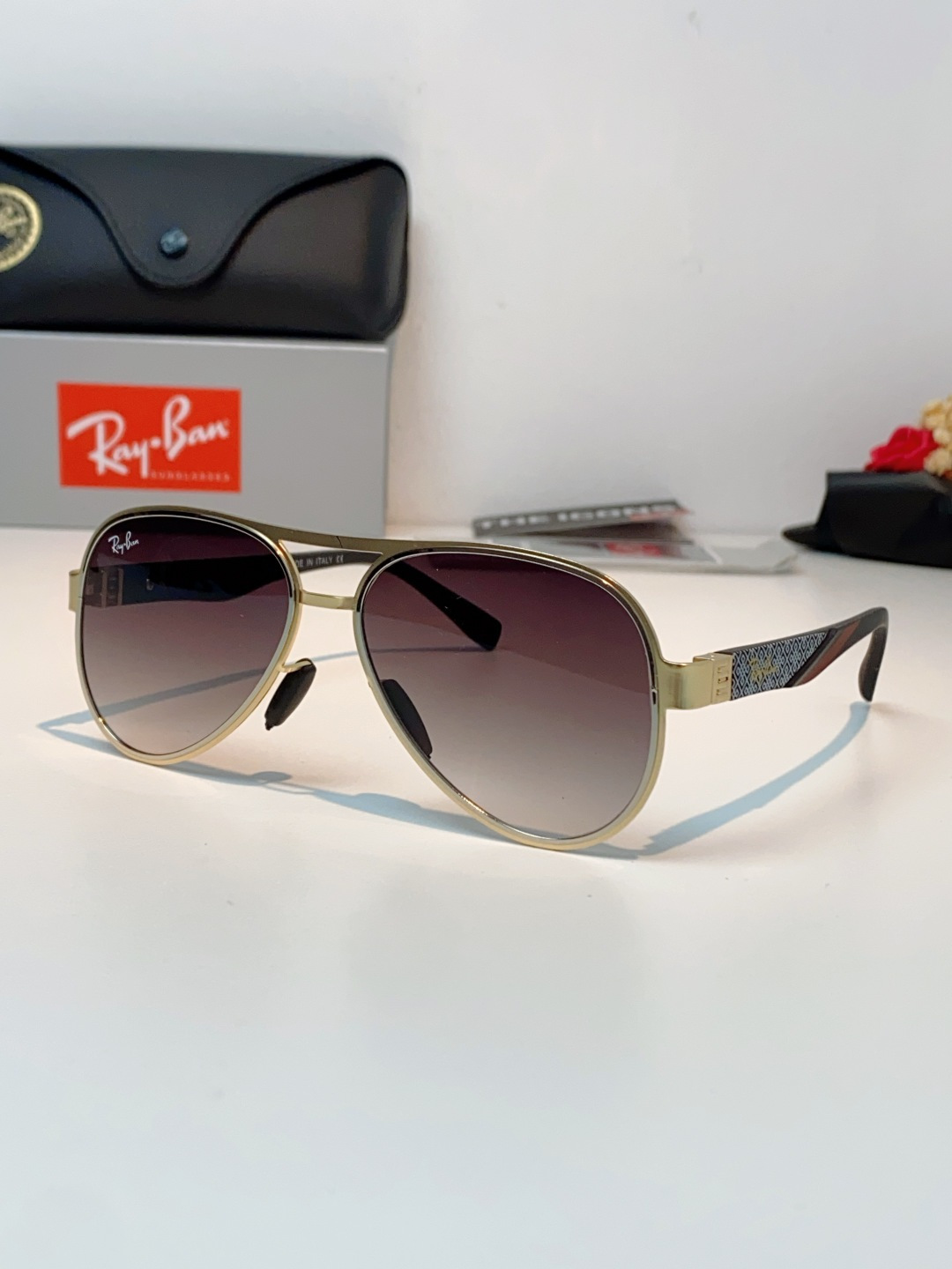 RayBan雷朋 2026新款飞行员蛤蟆镜，永不过时的爆款版型。哑光黑金属镜架硬朗利落，镜腿精致菱格纹理