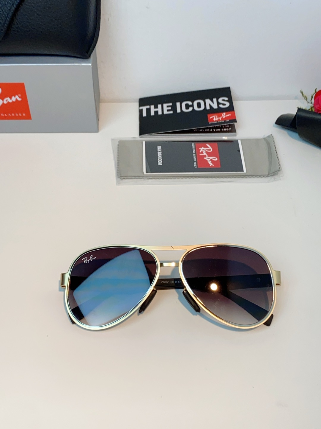 RayBan雷朋 2026新款飞行员蛤蟆镜，永不过时的爆款版型。哑光黑金属镜架硬朗利落，镜腿精致菱格纹理