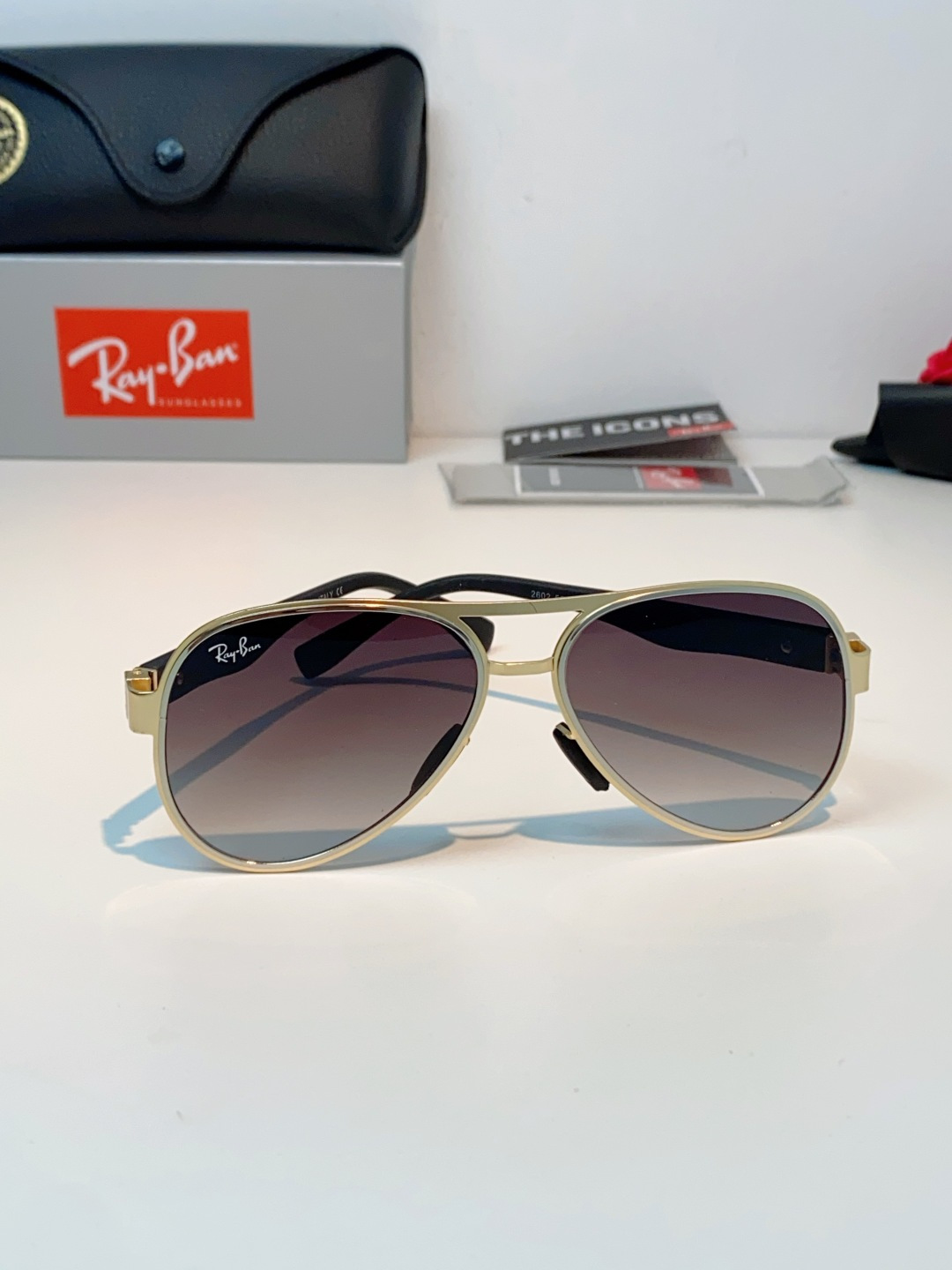RayBan雷朋 2026新款飞行员蛤蟆镜，永不过时的爆款版型。哑光黑金属镜架硬朗利落，镜腿精致菱格纹理