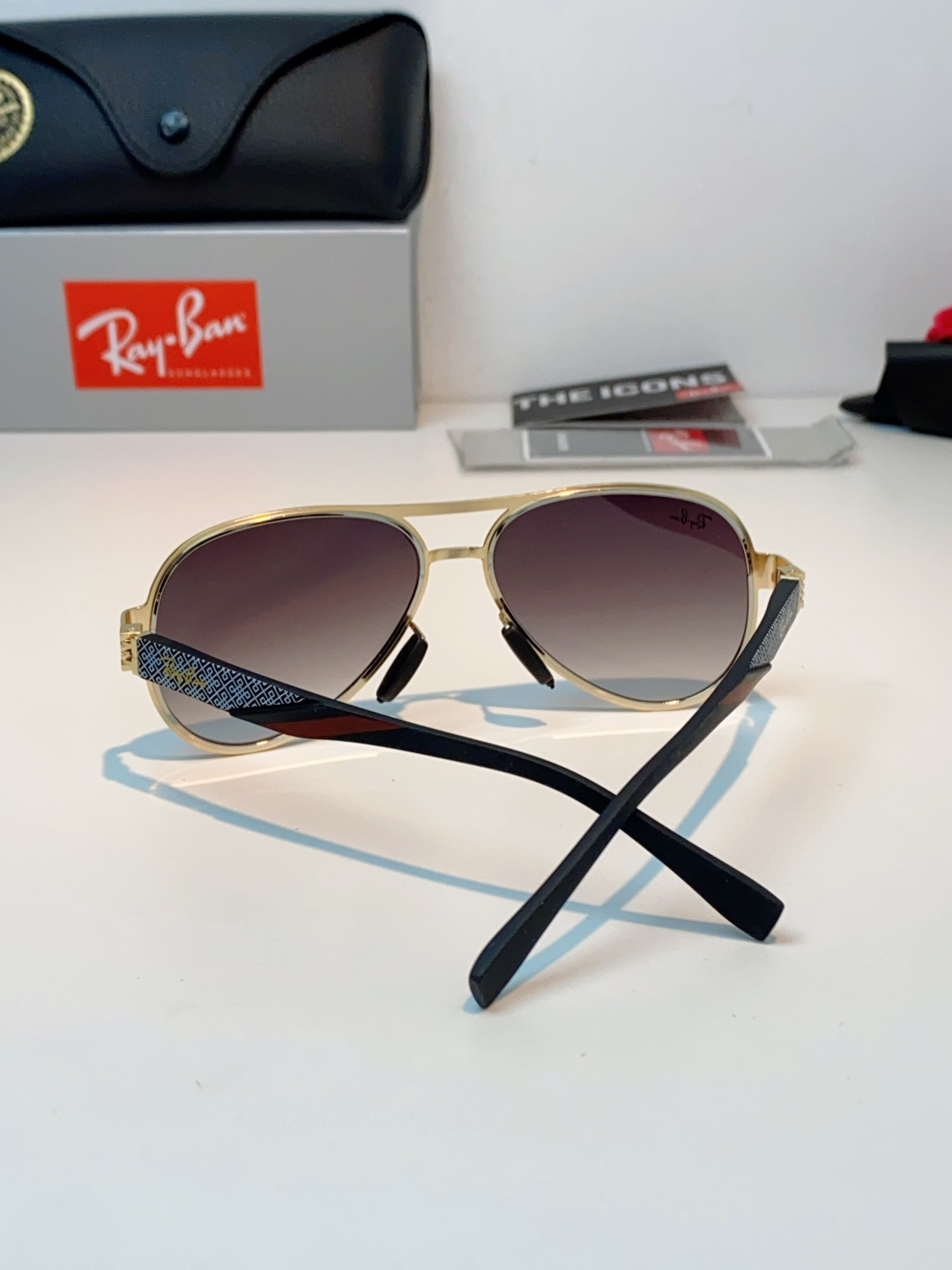 RayBan雷朋 2026新款飞行员蛤蟆镜，永不过时的爆款版型。哑光黑金属镜架硬朗利落，镜腿精致菱格纹理