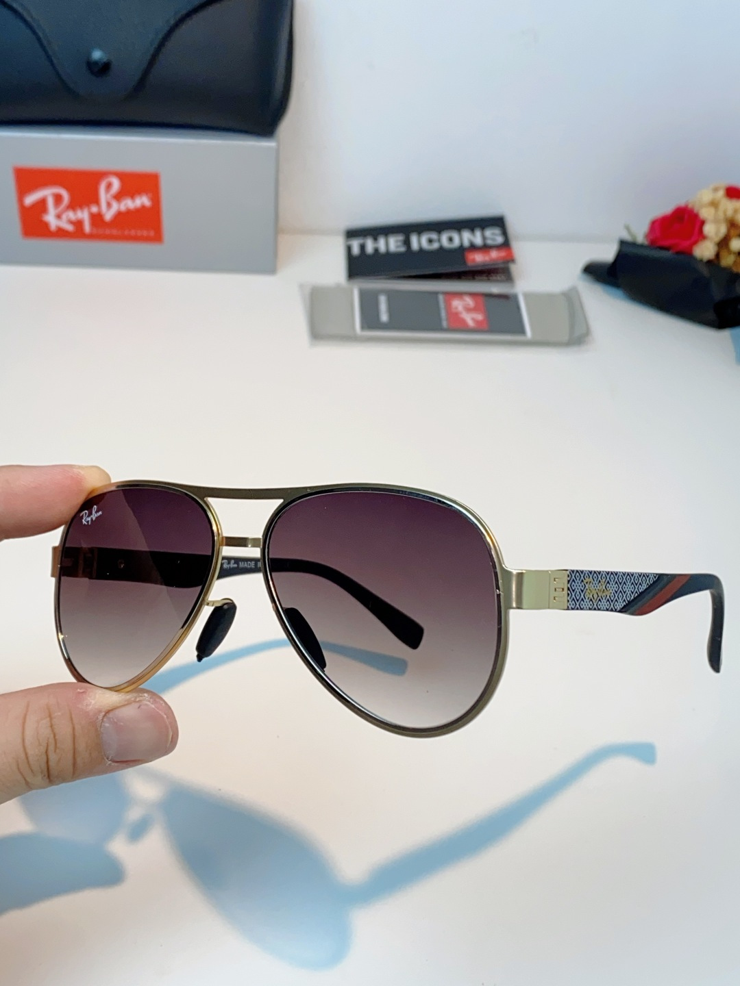 RayBan雷朋 2026新款飞行员蛤蟆镜，永不过时的爆款版型。哑光黑金属镜架硬朗利落，镜腿精致菱格纹理