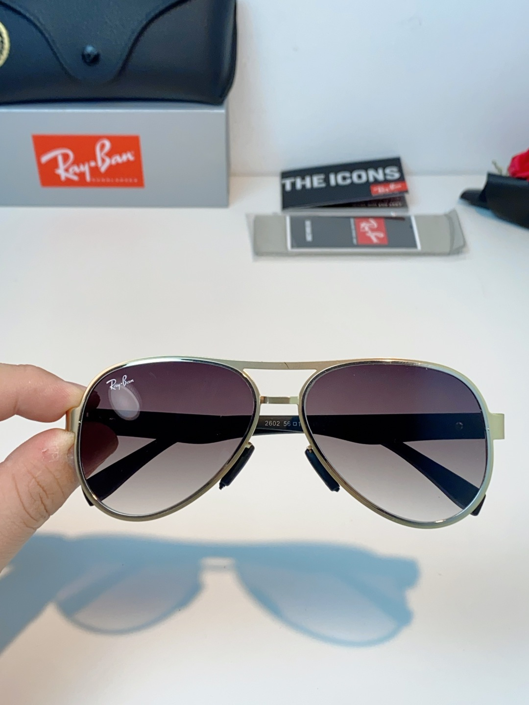 RayBan雷朋 2026新款飞行员蛤蟆镜，永不过时的爆款版型。哑光黑金属镜架硬朗利落，镜腿精致菱格纹理